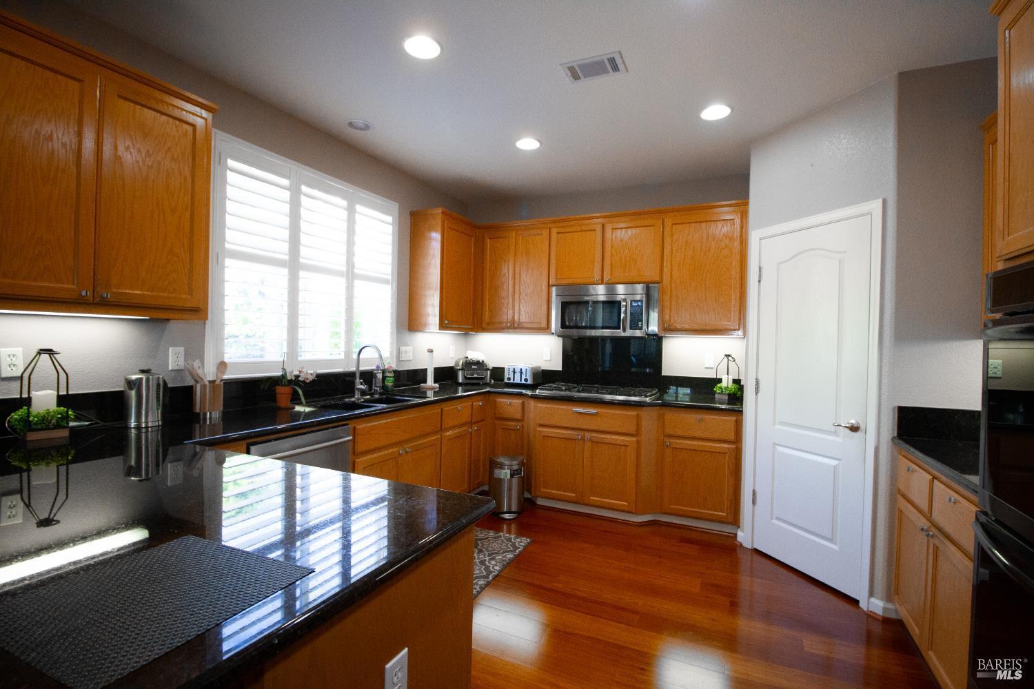 Detail Gallery Image 12 of 33 For 325 Marshall Rd, Vacaville,  CA 95687 - 4 Beds | 3 Baths