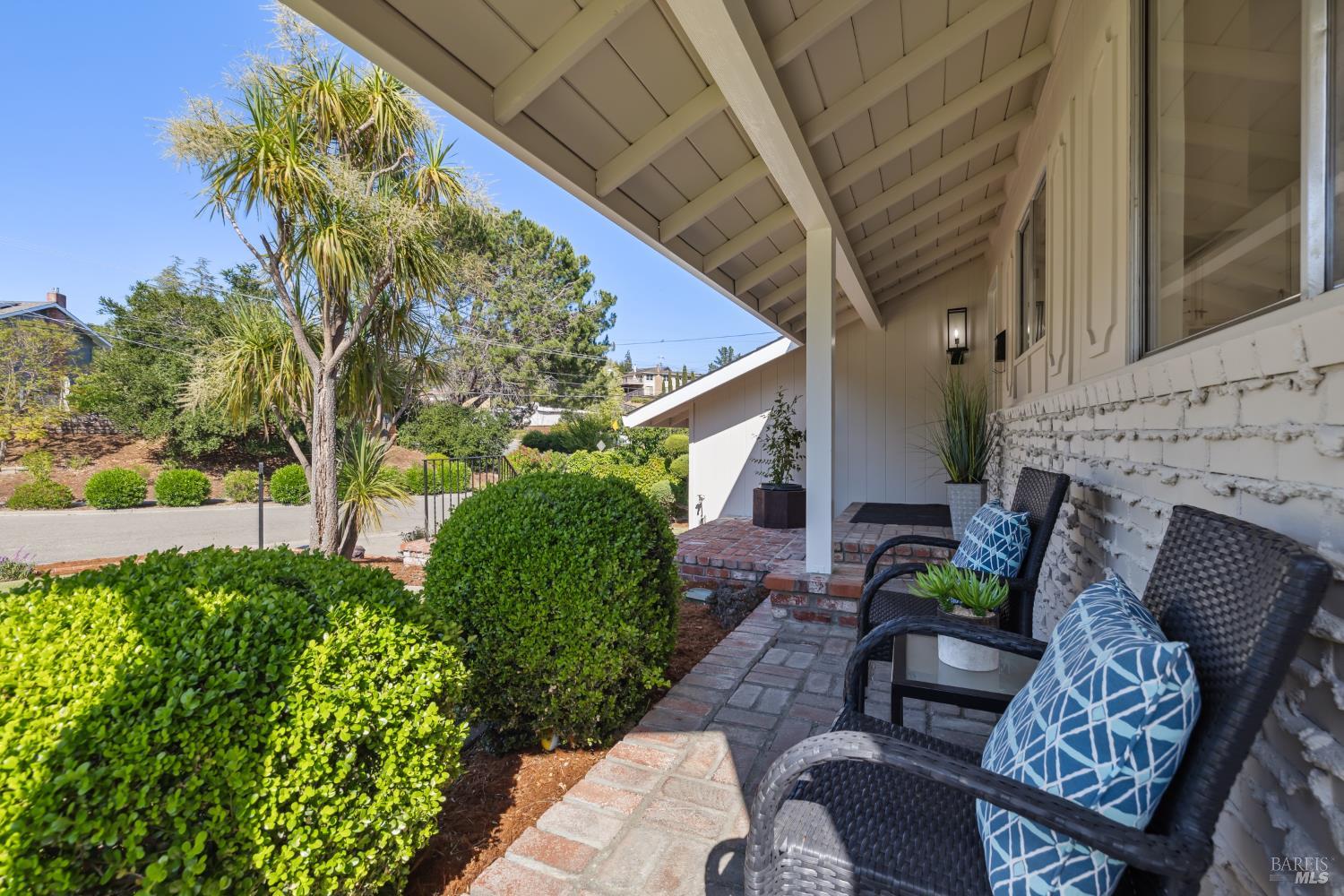 Detail Gallery Image 2 of 53 For 7 Hearthstone Ct, San Rafael,  CA 94903 - 4 Beds | 2/1 Baths