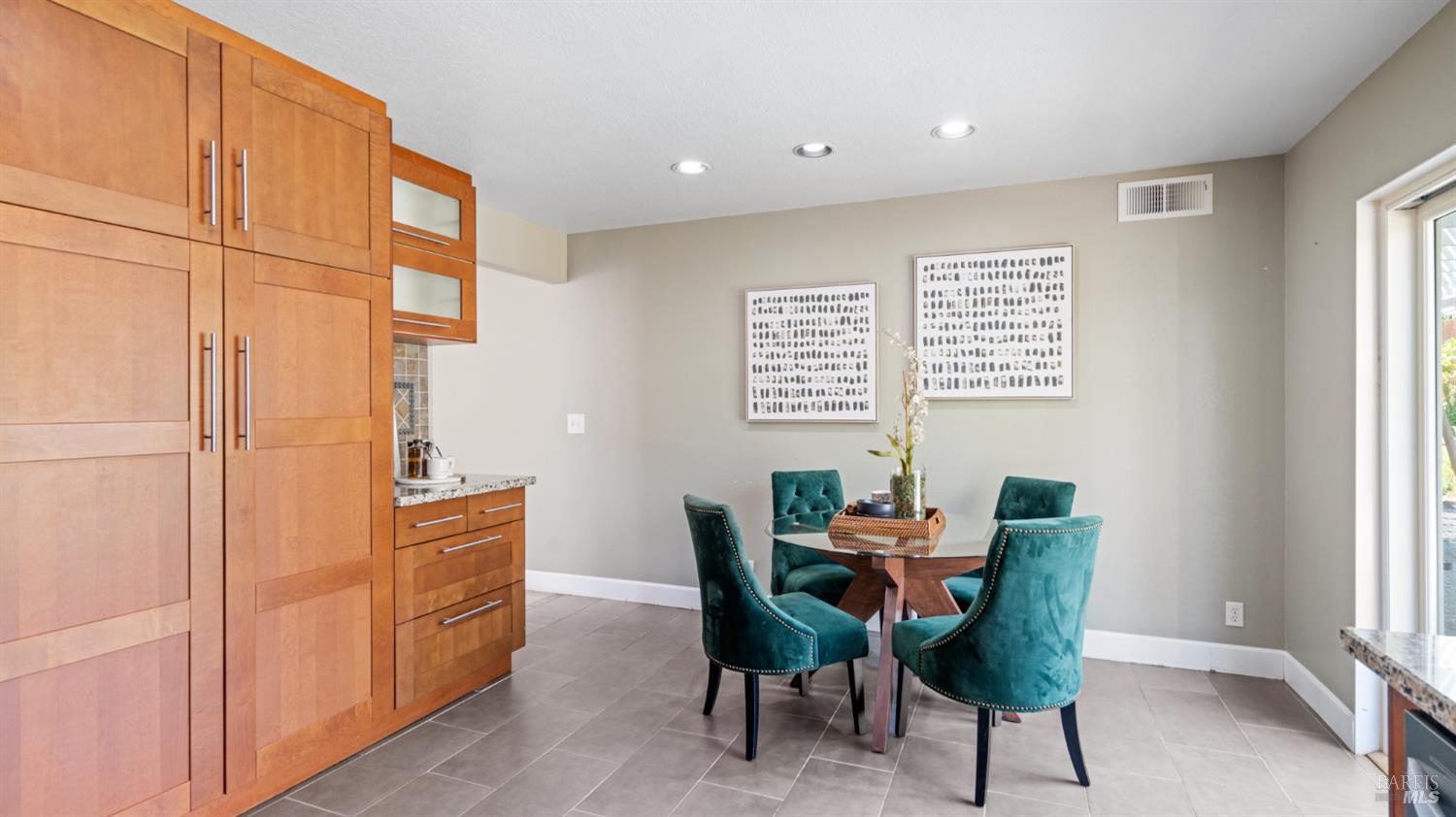 Detail Gallery Image 19 of 59 For 882 Oxford Way, Benicia,  CA 94510 - 4 Beds | 3 Baths