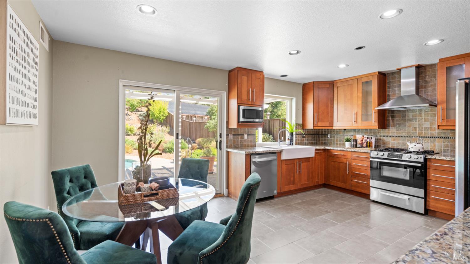 Detail Gallery Image 14 of 59 For 882 Oxford Way, Benicia,  CA 94510 - 4 Beds | 3 Baths