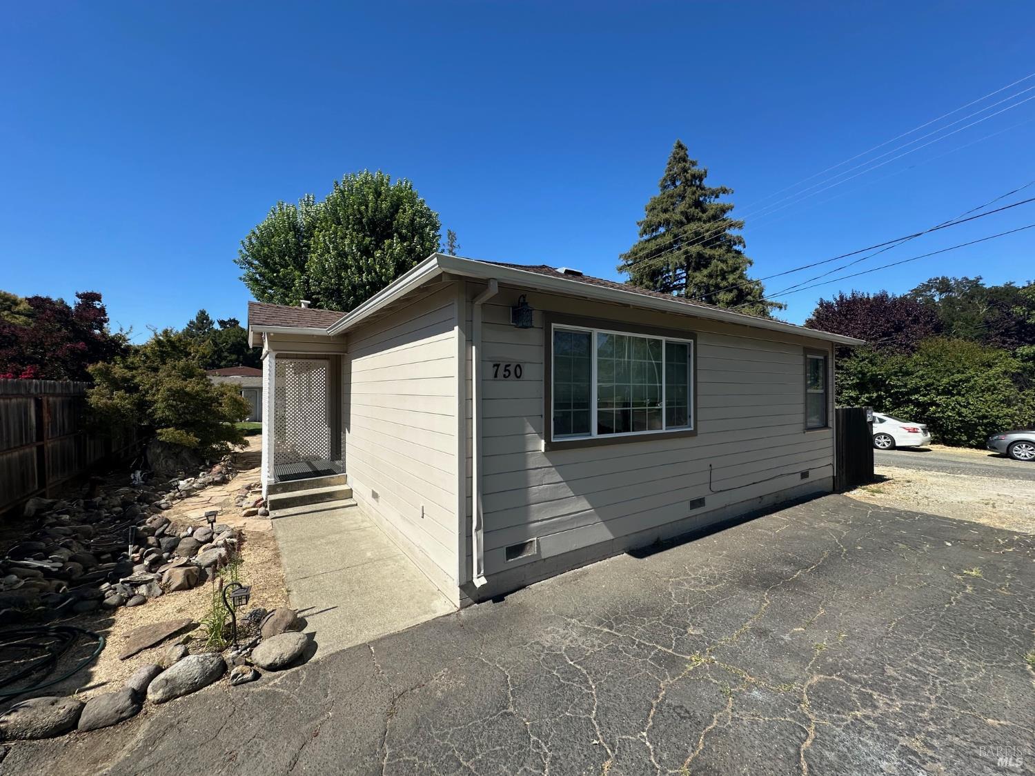 Detail Gallery Image 4 of 51 For 750 Pueblo Ave, Napa,  CA 94558 - 2 Beds | 1 Baths