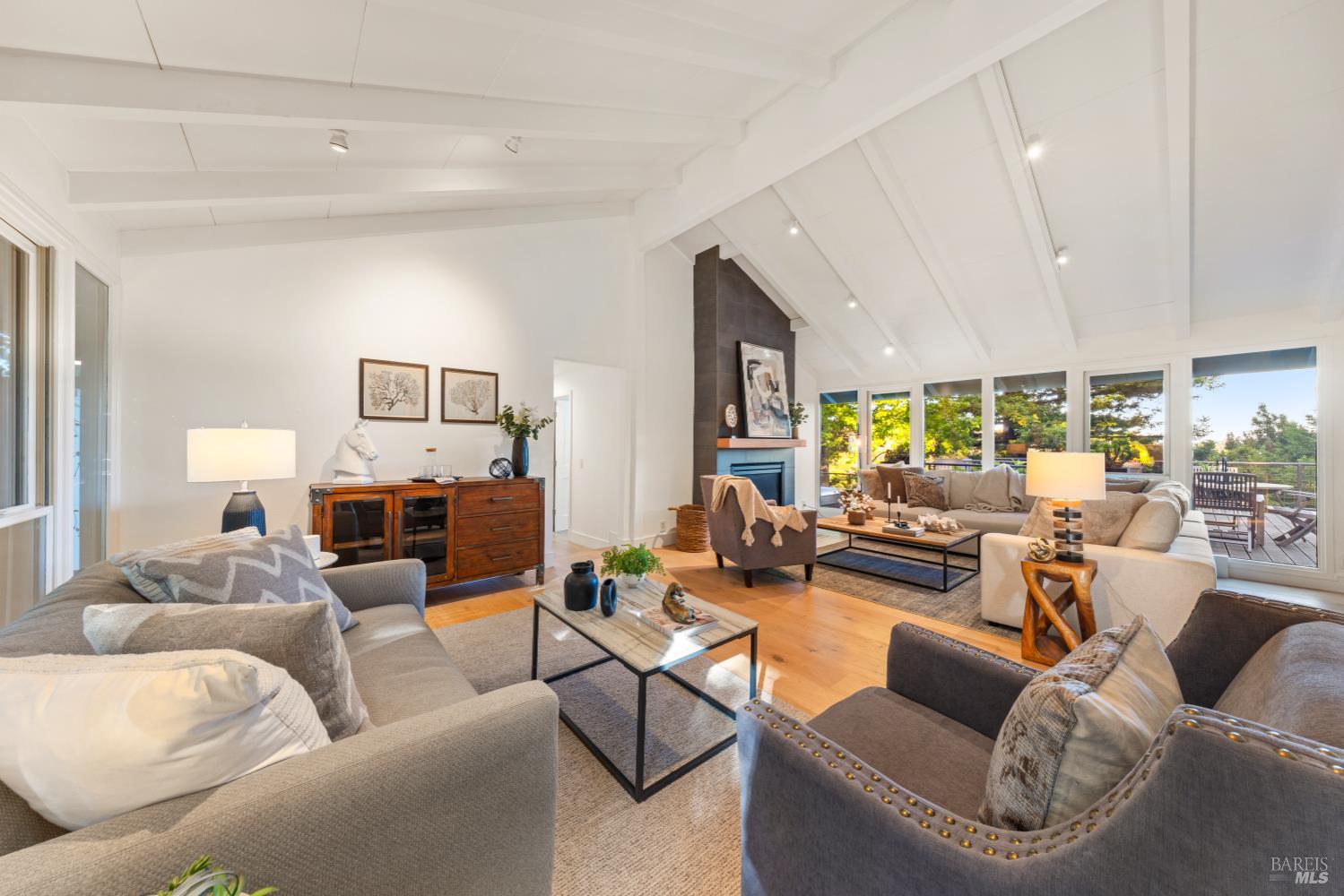 Detail Gallery Image 12 of 55 For 17 Eton Way, Mill Valley,  CA 94941 - 5 Beds | 3/1 Baths