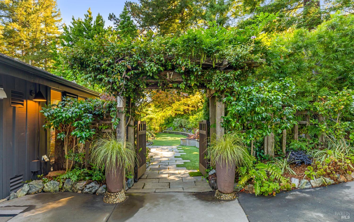Detail Gallery Image 4 of 55 For 17 Eton Way, Mill Valley,  CA 94941 - 5 Beds | 3/1 Baths