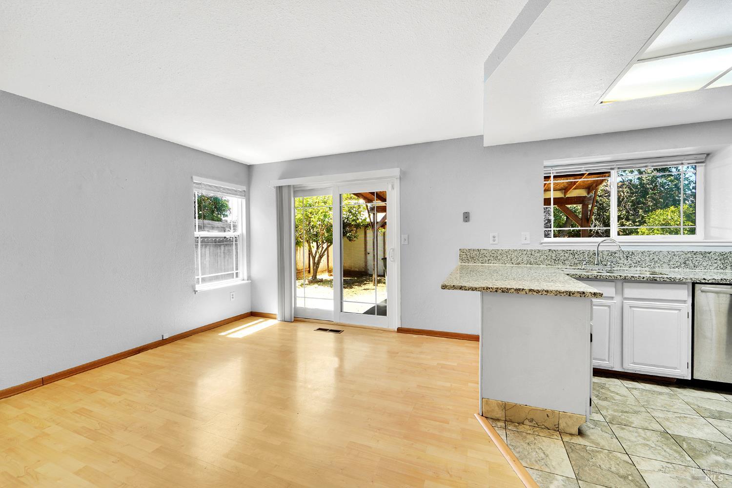Detail Gallery Image 5 of 29 For 289 Catalina Way, Vallejo,  CA 94589 - 4 Beds | 3 Baths