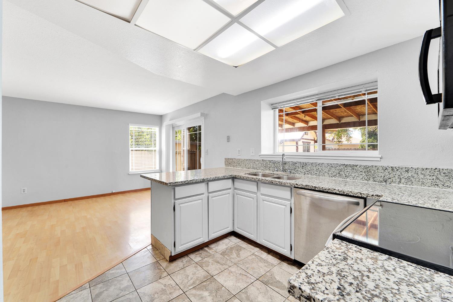 Detail Gallery Image 8 of 29 For 289 Catalina Way, Vallejo,  CA 94589 - 4 Beds | 3 Baths