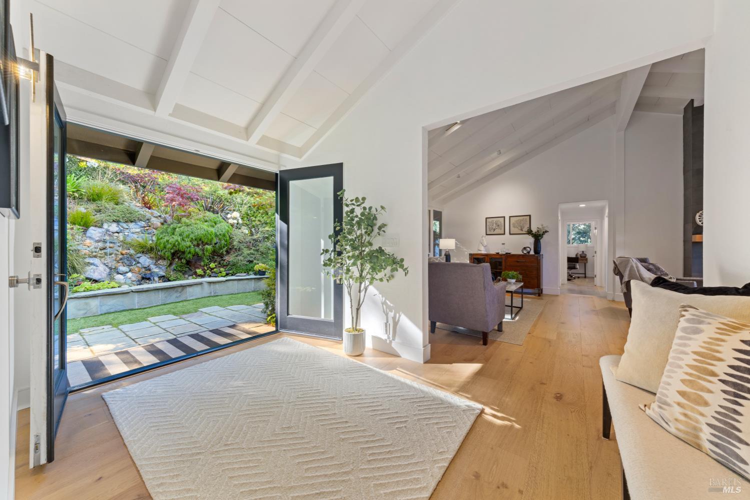 Detail Gallery Image 9 of 55 For 17 Eton Way, Mill Valley,  CA 94941 - 5 Beds | 3/1 Baths
