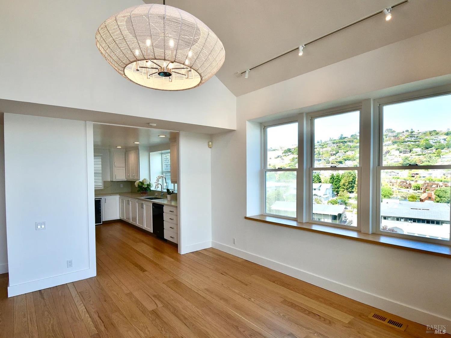 Detail Gallery Image 31 of 95 For 73 Eastview Ave, Tiburon,  CA 94920 - 4 Beds | 4/1 Baths
