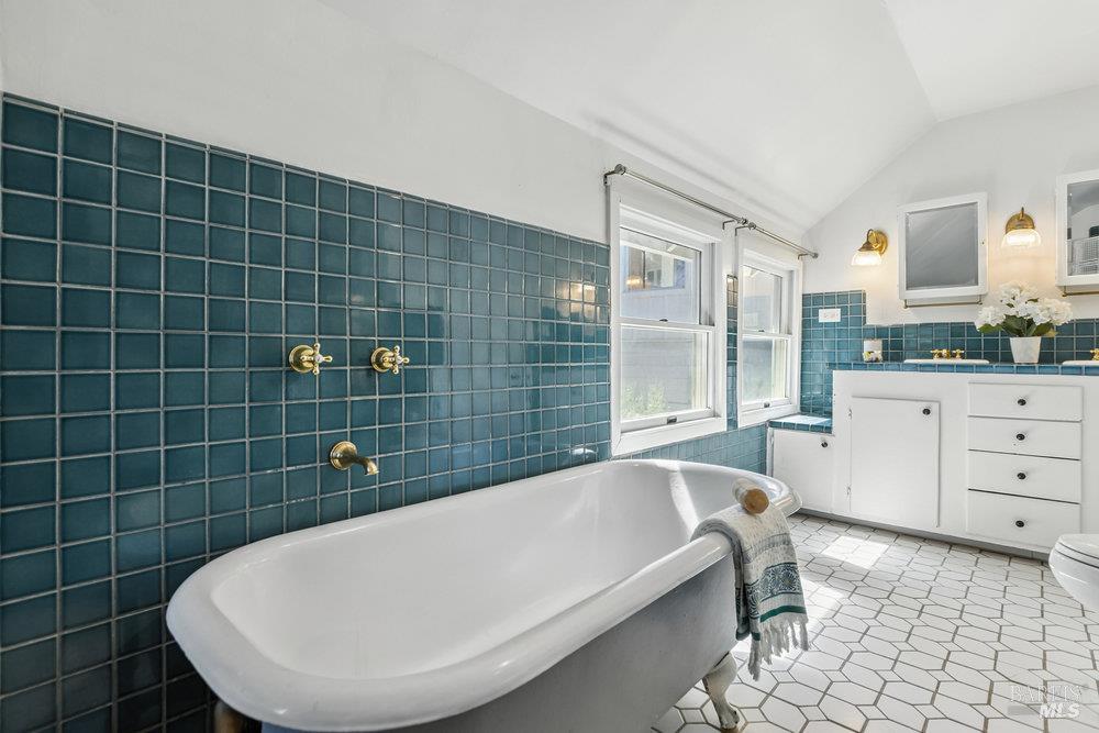 Detail Gallery Image 16 of 49 For 1180 Green Valley Rd, Napa,  CA 94558 - 3 Beds | 2 Baths