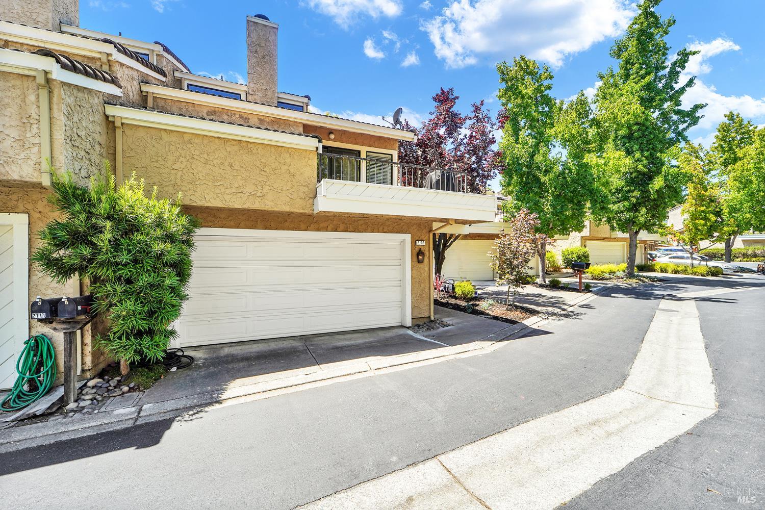 Detail Gallery Image 3 of 24 For 2109 Lost Lake Pl, Martinez,  CA 94553 - 2 Beds | 2 Baths