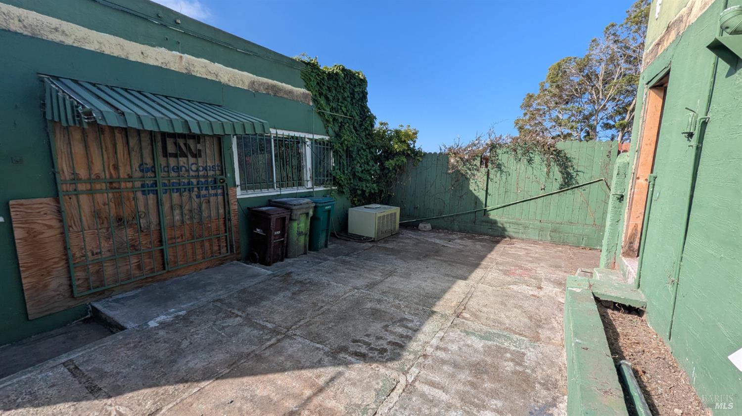 Detail Gallery Image 9 of 18 For 4851 Walnut St, Oakland,  CA 94619 - 4 Beds | 3 Baths