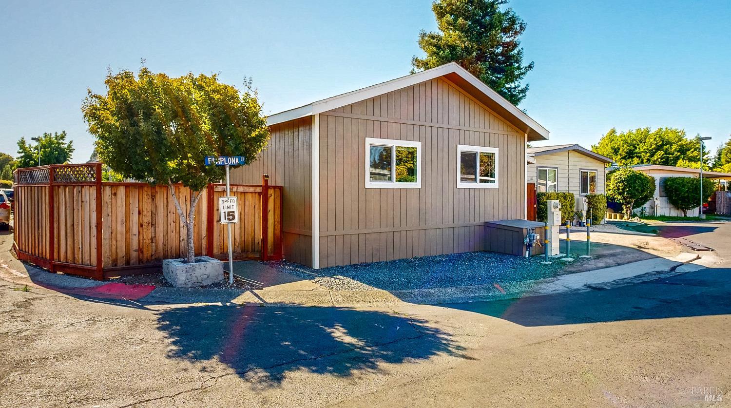 Detail Gallery Image 2 of 50 For 121 Pamplona Ct, Rohnert Park,  CA 94928 - 3 Beds | 2 Baths