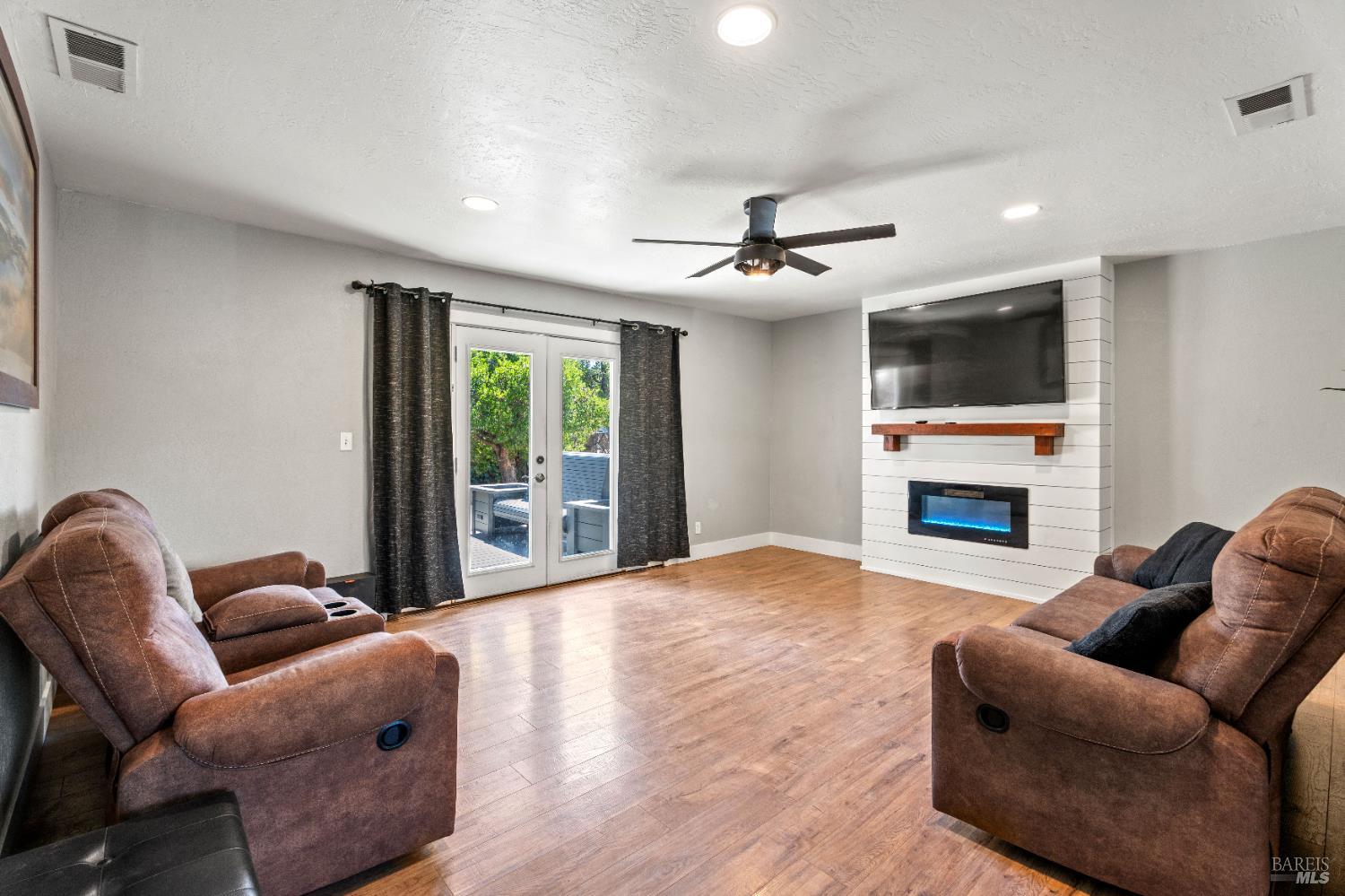 Detail Gallery Image 5 of 28 For 849 Yosemite Dr, Ukiah,  CA 95482 - 3 Beds | 2 Baths