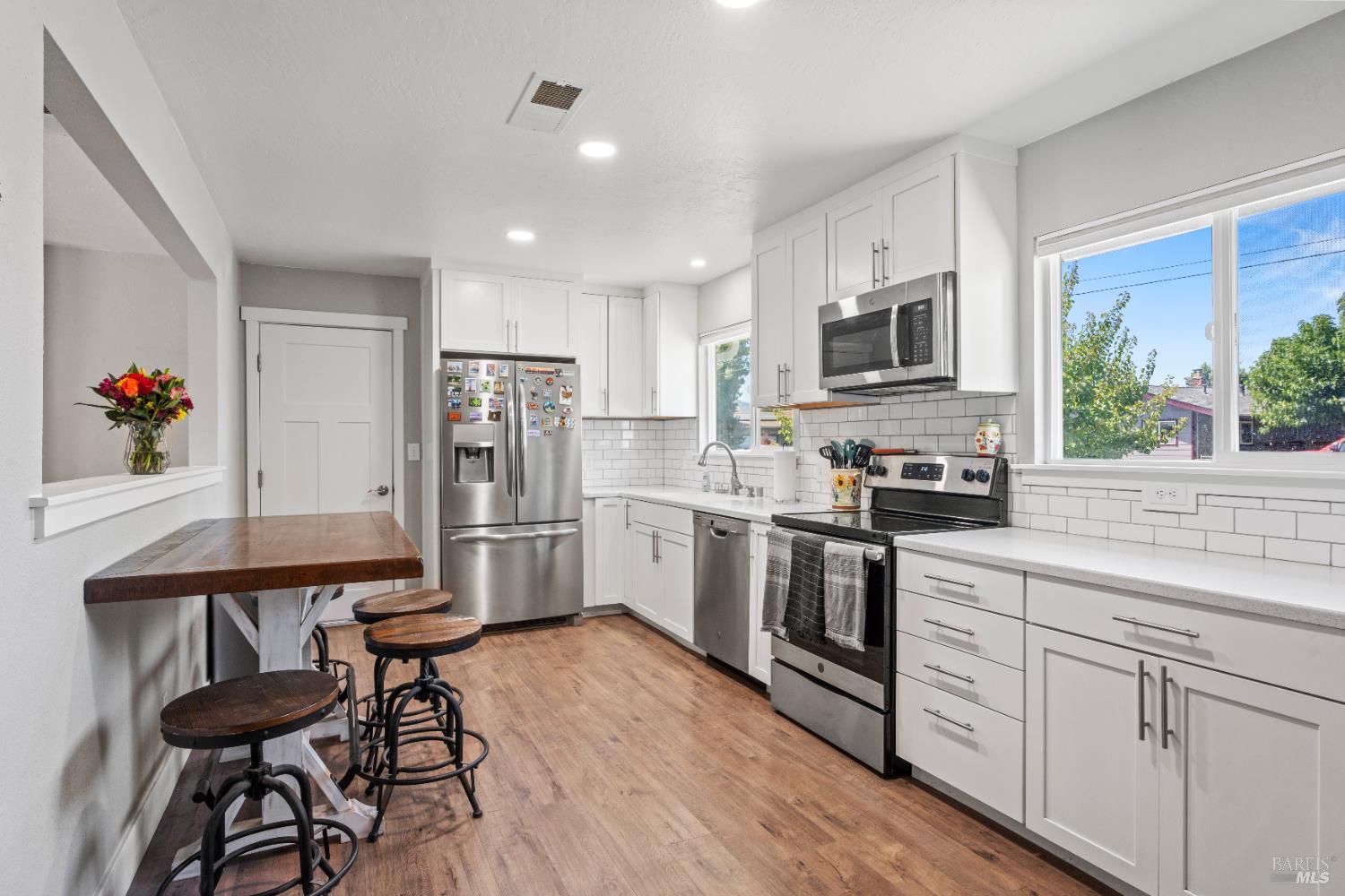 Detail Gallery Image 3 of 28 For 849 Yosemite Dr, Ukiah,  CA 95482 - 3 Beds | 2 Baths