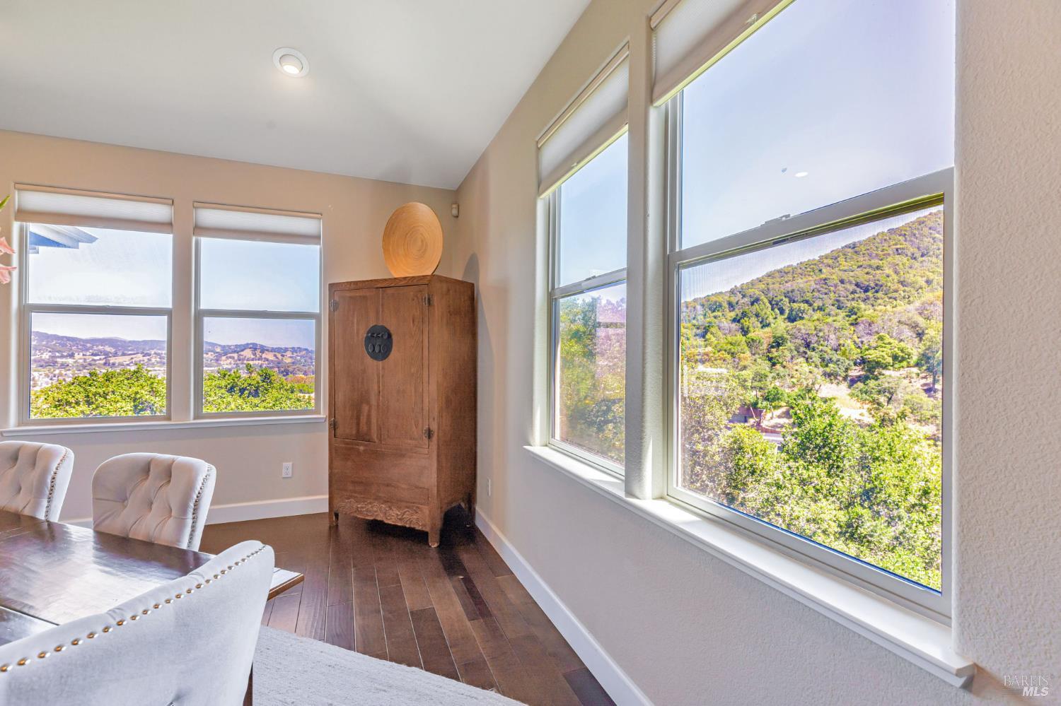 Detail Gallery Image 15 of 49 For 11 Edgehill Way, San Rafael,  CA 94903 - 4 Beds | 3/1 Baths