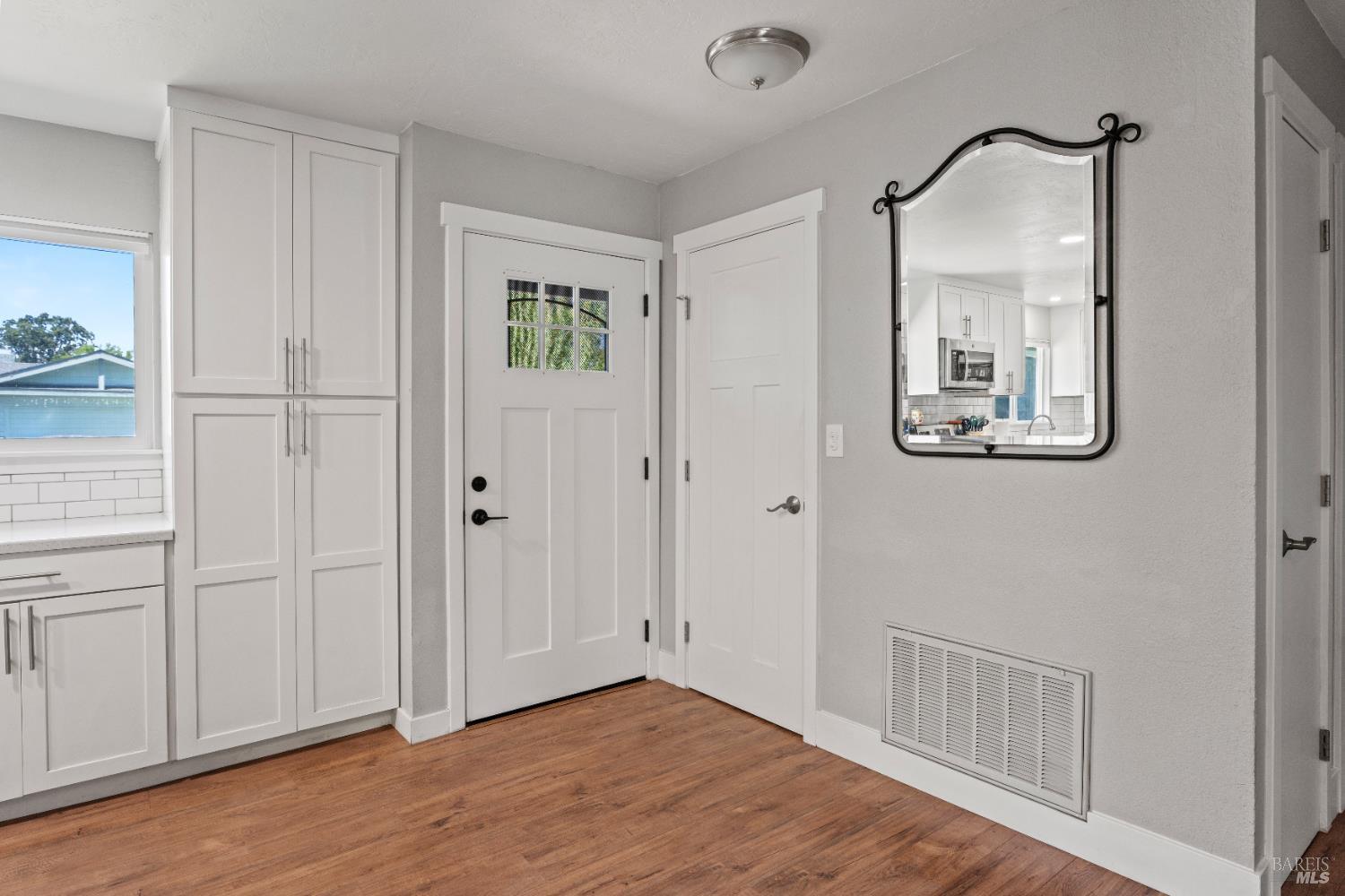 Detail Gallery Image 6 of 28 For 849 Yosemite Dr, Ukiah,  CA 95482 - 3 Beds | 2 Baths