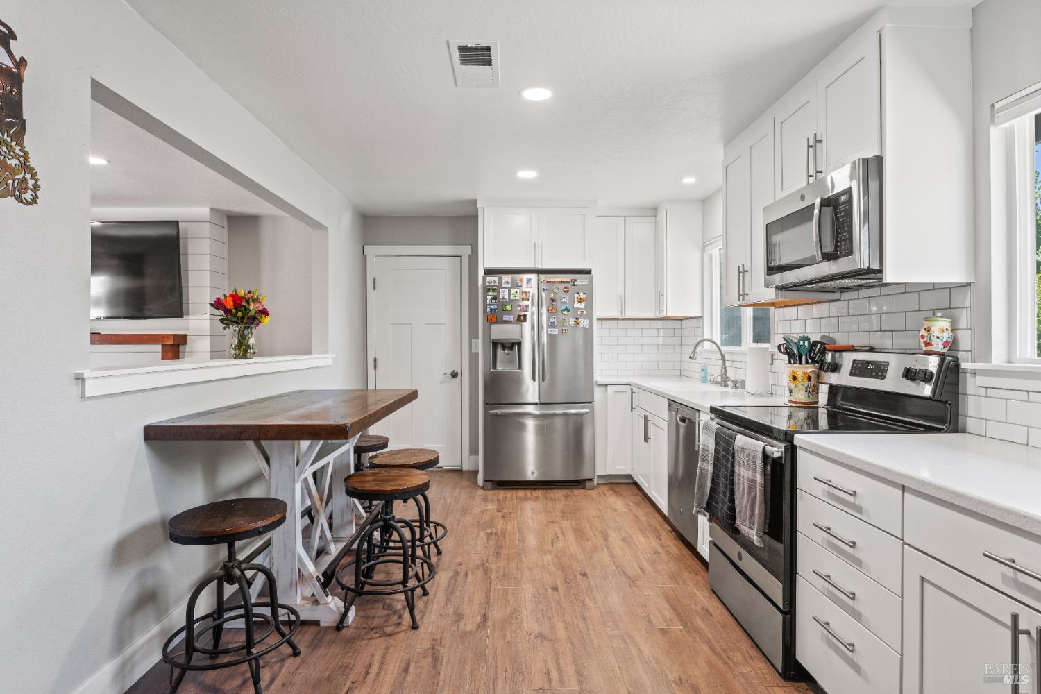 Detail Gallery Image 2 of 28 For 849 Yosemite Dr, Ukiah,  CA 95482 - 3 Beds | 2 Baths