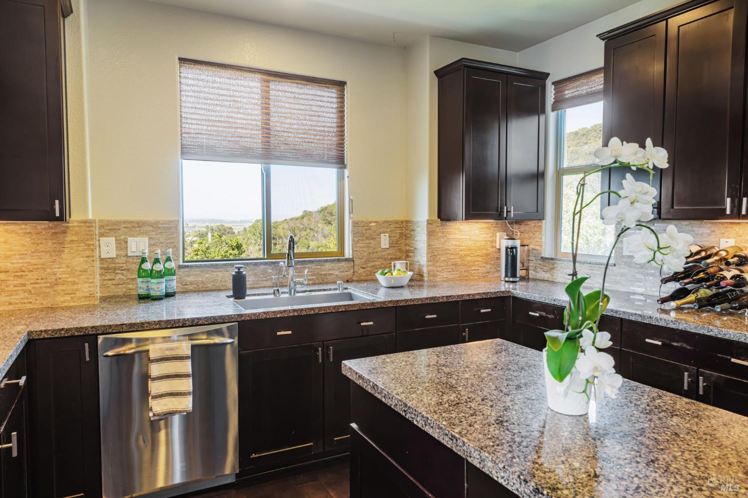 Detail Gallery Image 11 of 49 For 11 Edgehill Way, San Rafael,  CA 94903 - 4 Beds | 3/1 Baths