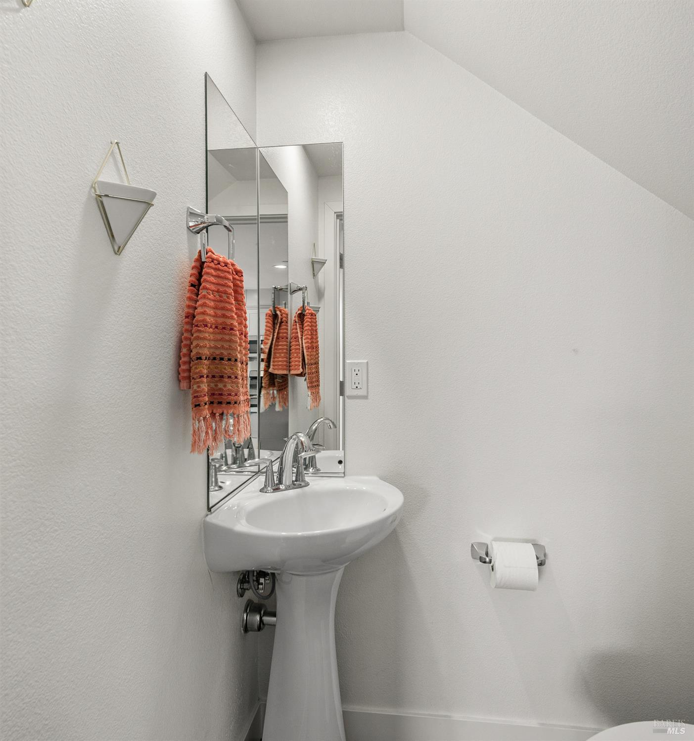 Detail Gallery Image 22 of 34 For 2976 Bay Village Ave, Santa Rosa,  CA 95403 - 3 Beds | 2/1 Baths