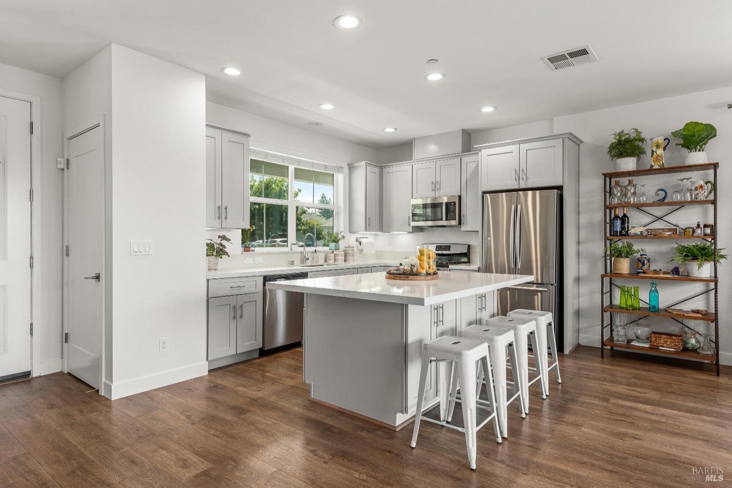 Detail Gallery Image 10 of 34 For 2976 Bay Village Ave, Santa Rosa,  CA 95403 - 3 Beds | 2/1 Baths