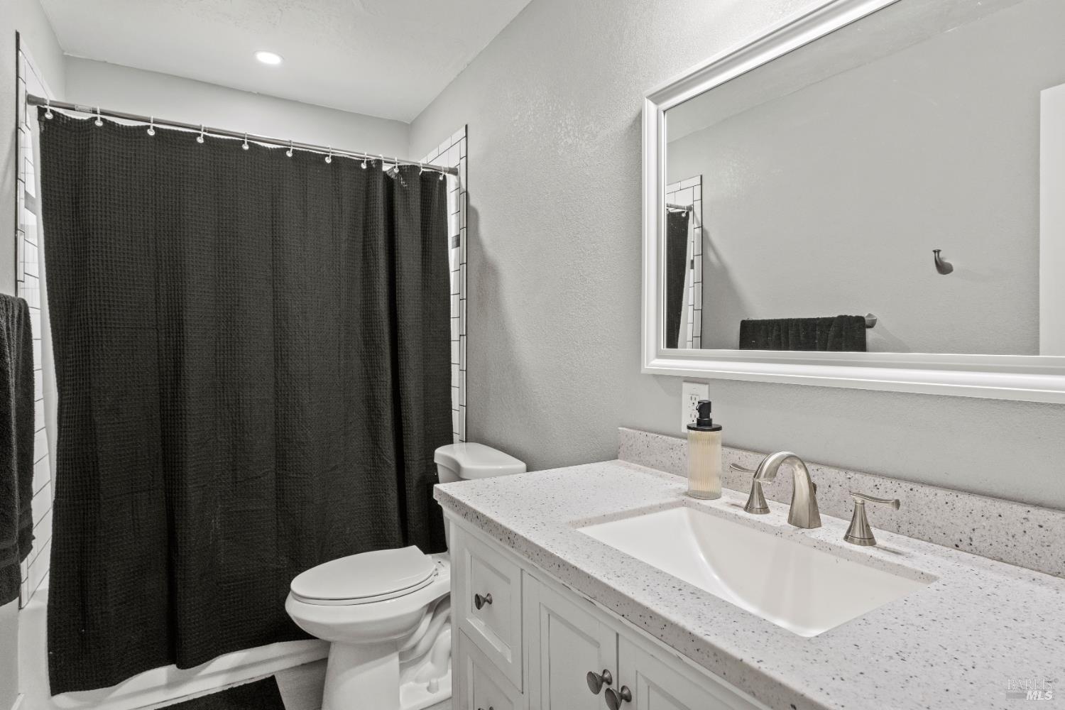 Detail Gallery Image 7 of 28 For 849 Yosemite Dr, Ukiah,  CA 95482 - 3 Beds | 2 Baths