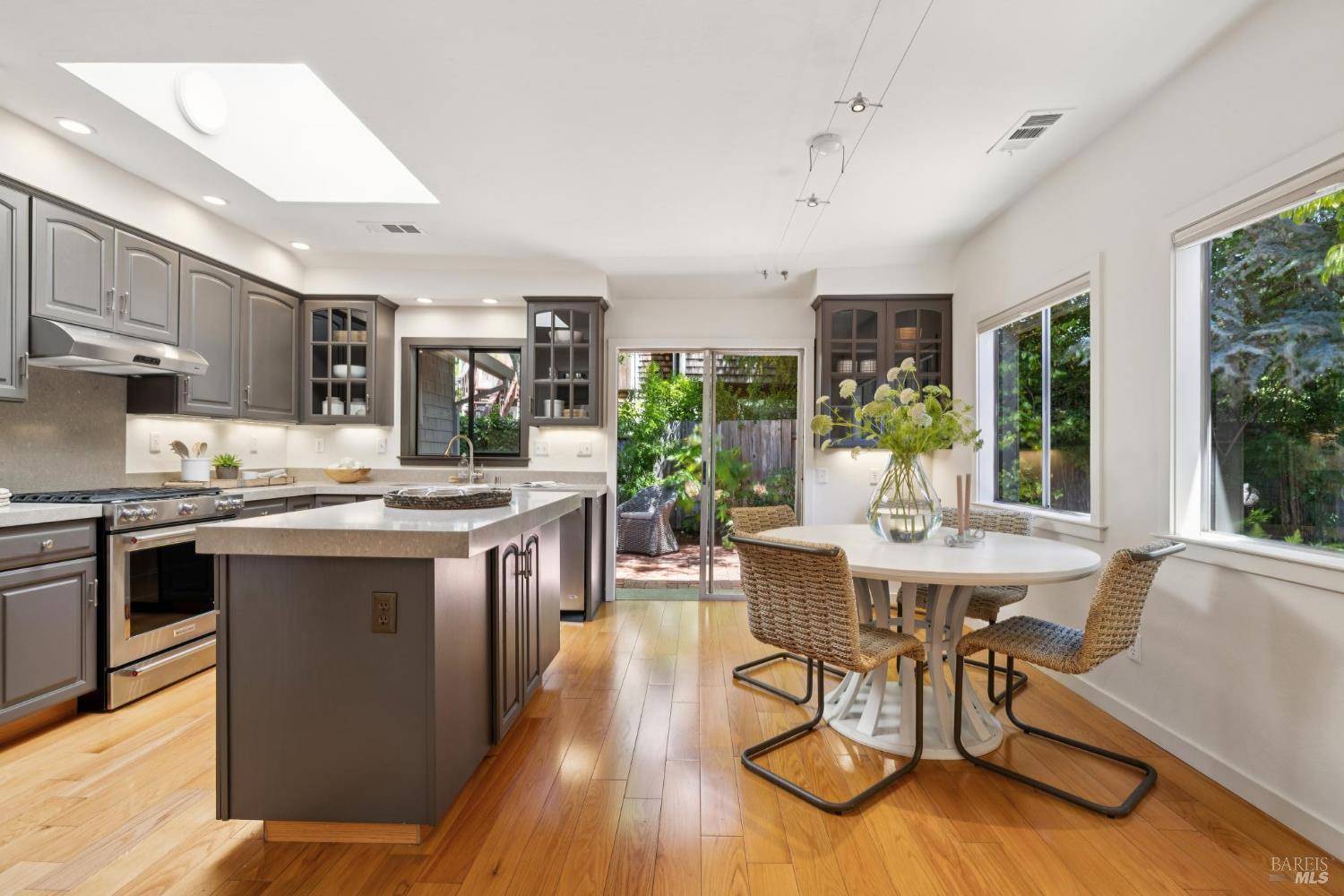 Detail Gallery Image 20 of 53 For 97 Florence Ave, San Anselmo,  CA 94960 - 2 Beds | 1/1 Baths