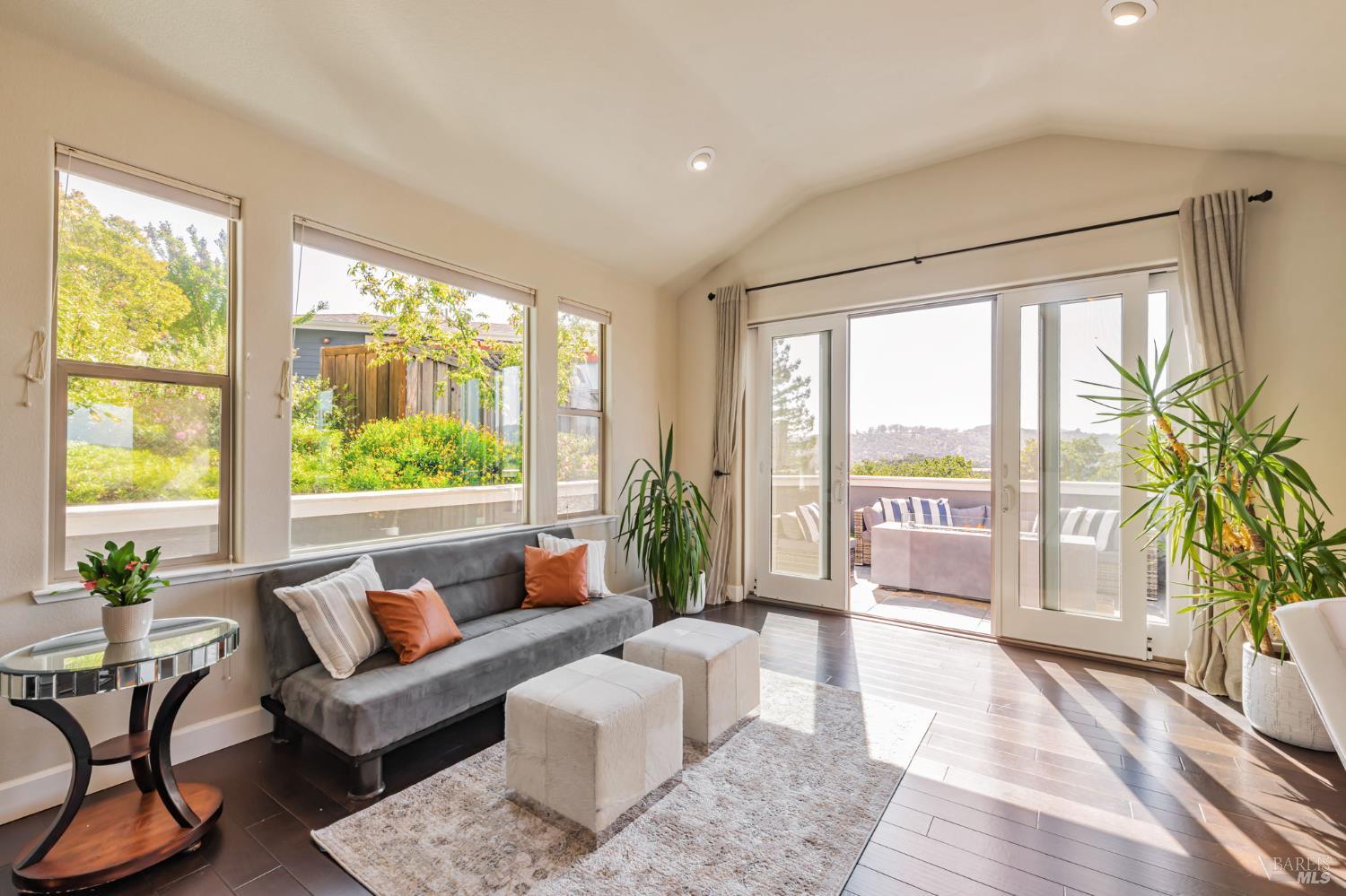 Detail Gallery Image 6 of 49 For 11 Edgehill Way, San Rafael,  CA 94903 - 4 Beds | 3/1 Baths