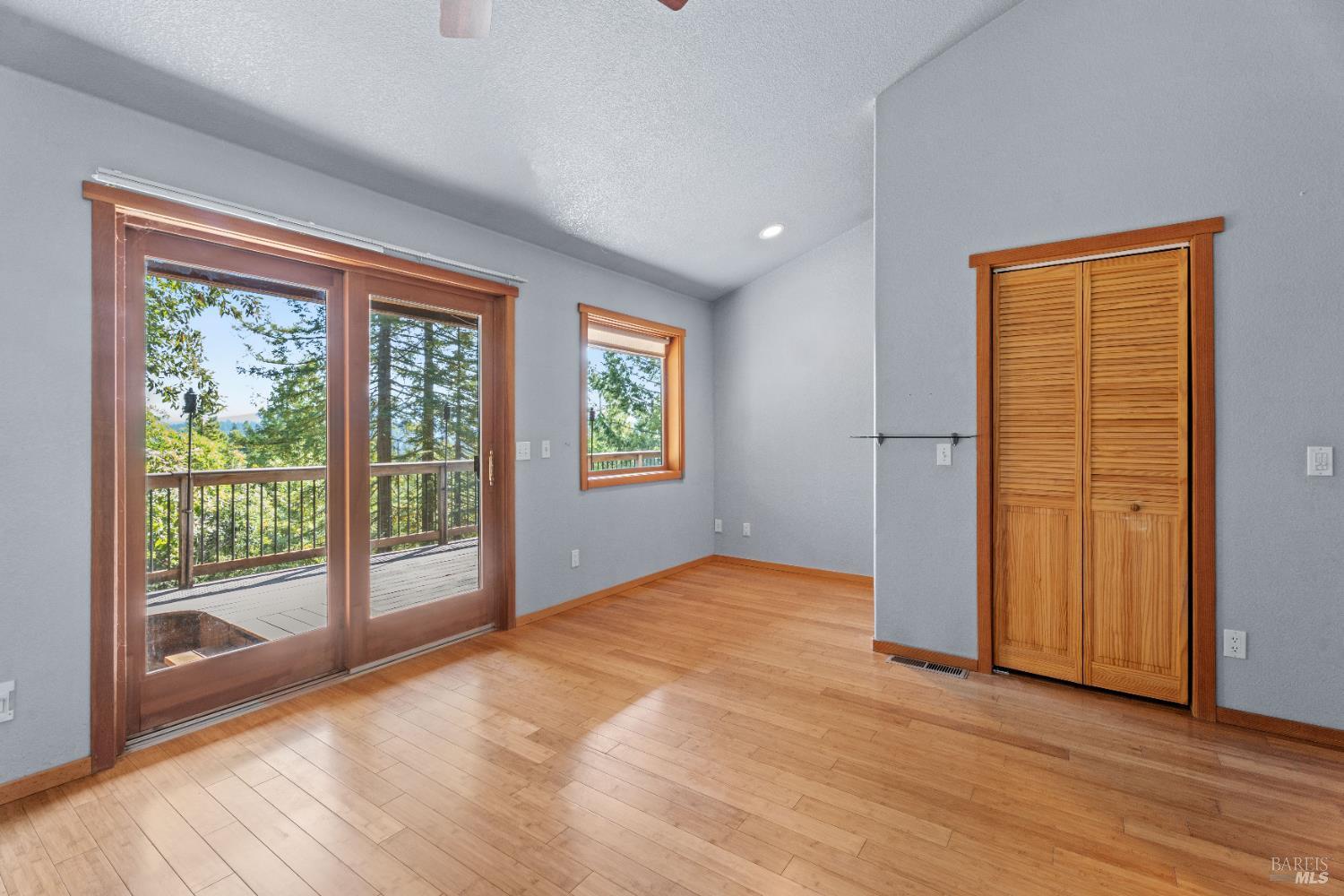 Detail Gallery Image 5 of 29 For 2030 Buckeye Dr, Willits,  CA 95490 - 3 Beds | 2 Baths