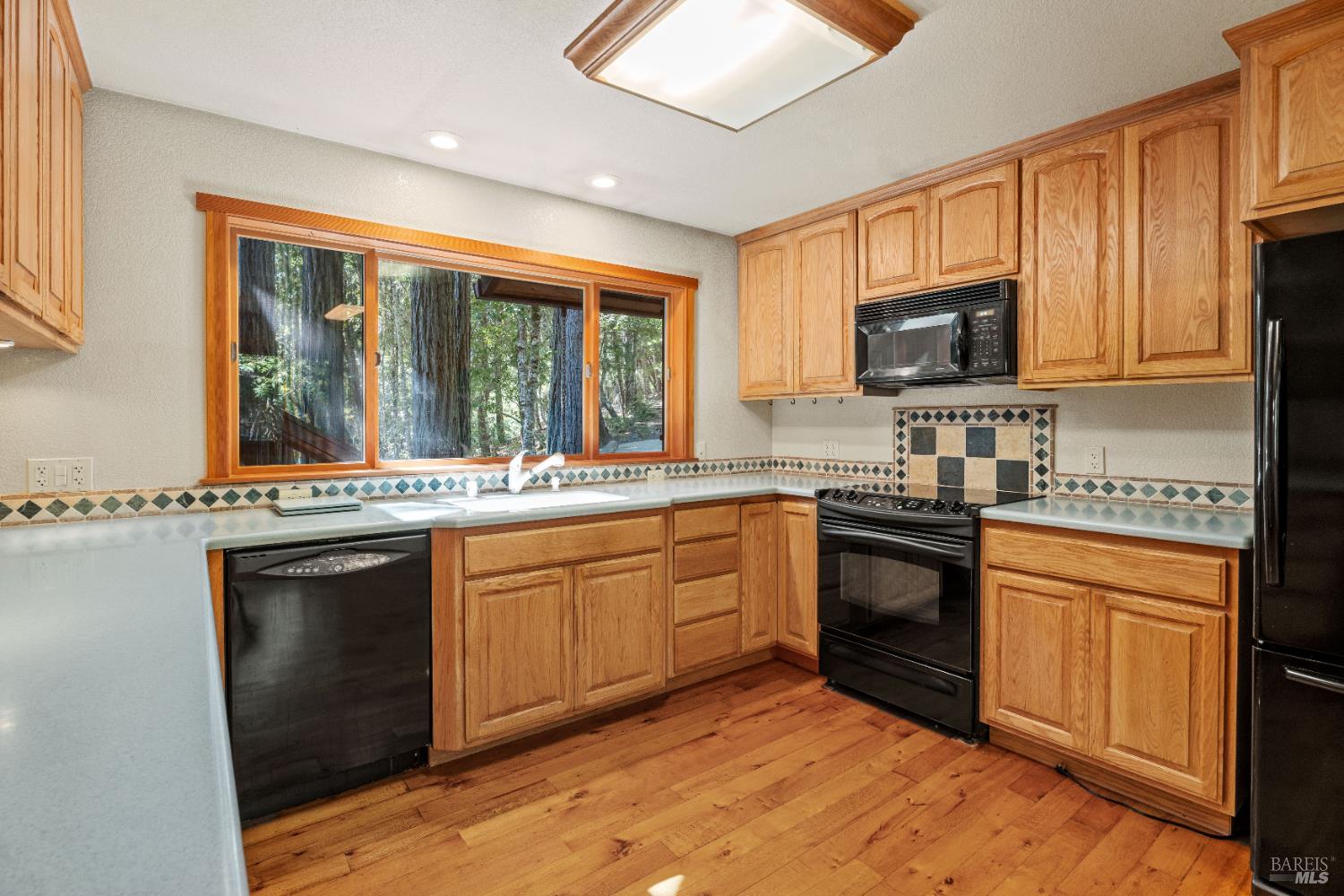 Detail Gallery Image 11 of 29 For 2030 Buckeye Dr, Willits,  CA 95490 - 3 Beds | 2 Baths