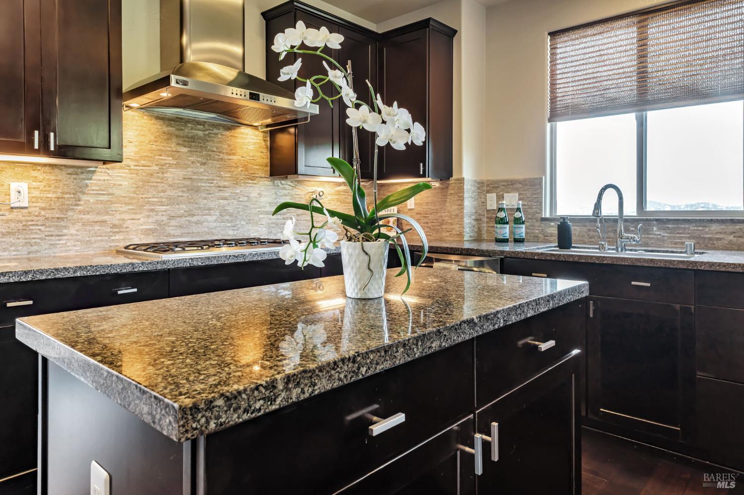 Detail Gallery Image 12 of 49 For 11 Edgehill Way, San Rafael,  CA 94903 - 4 Beds | 3/1 Baths