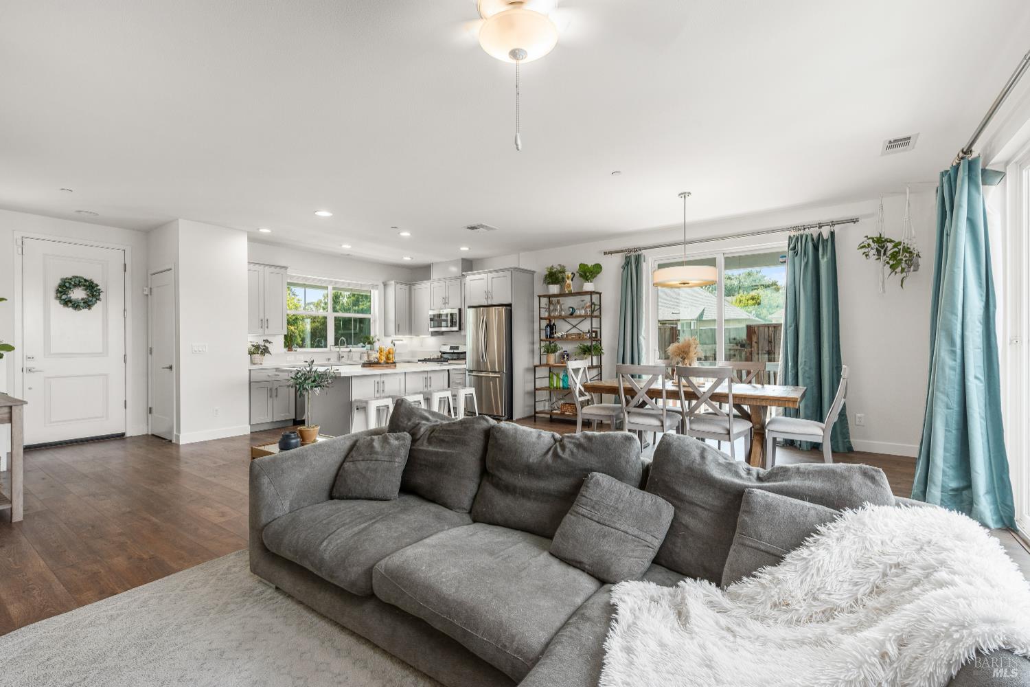 Detail Gallery Image 14 of 34 For 2976 Bay Village Ave, Santa Rosa,  CA 95403 - 3 Beds | 2/1 Baths