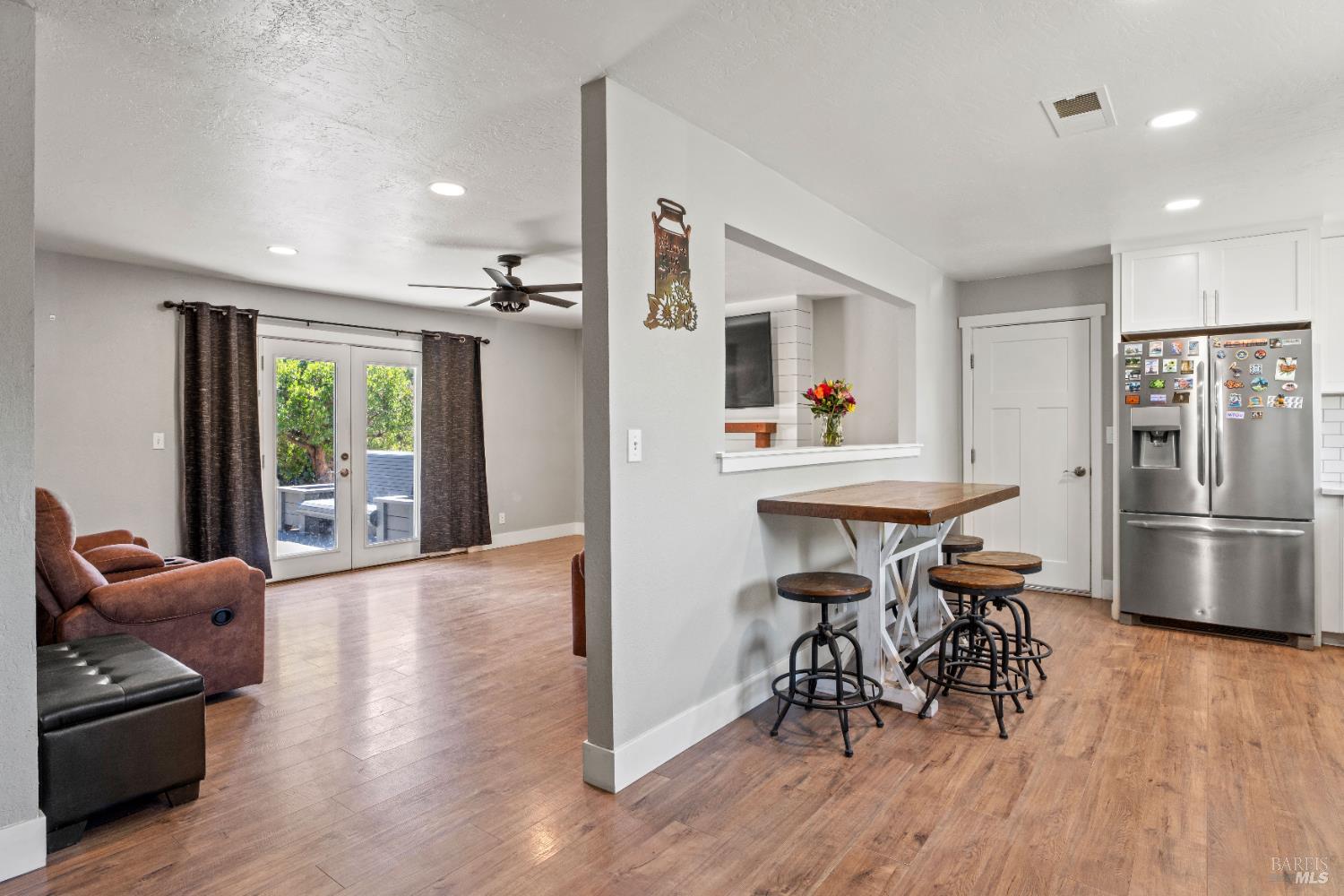 Detail Gallery Image 4 of 28 For 849 Yosemite Dr, Ukiah,  CA 95482 - 3 Beds | 2 Baths