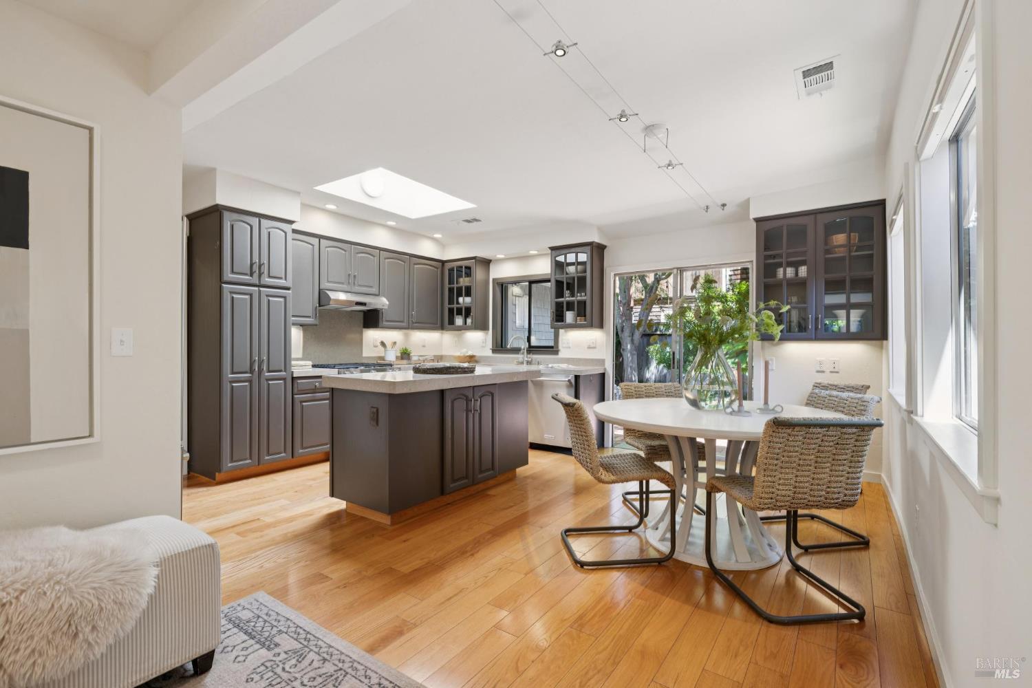 Detail Gallery Image 16 of 53 For 97 Florence Ave, San Anselmo,  CA 94960 - 2 Beds | 1/1 Baths