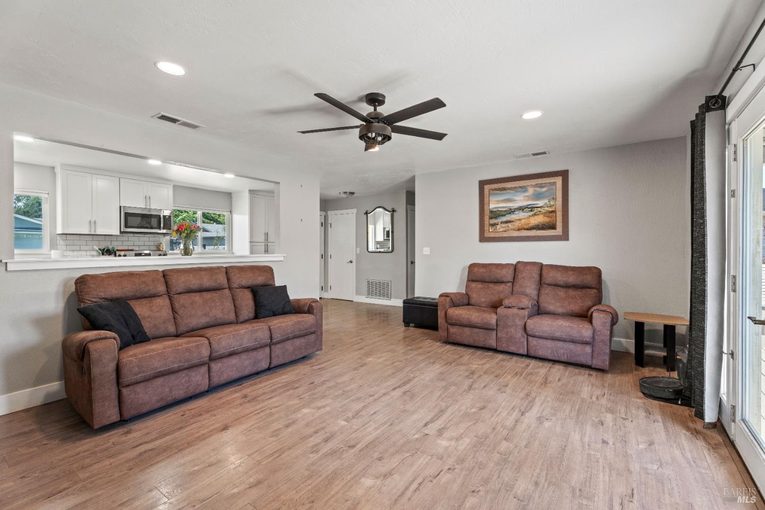 Detail Gallery Image 14 of 28 For 849 Yosemite Dr, Ukiah,  CA 95482 - 3 Beds | 2 Baths