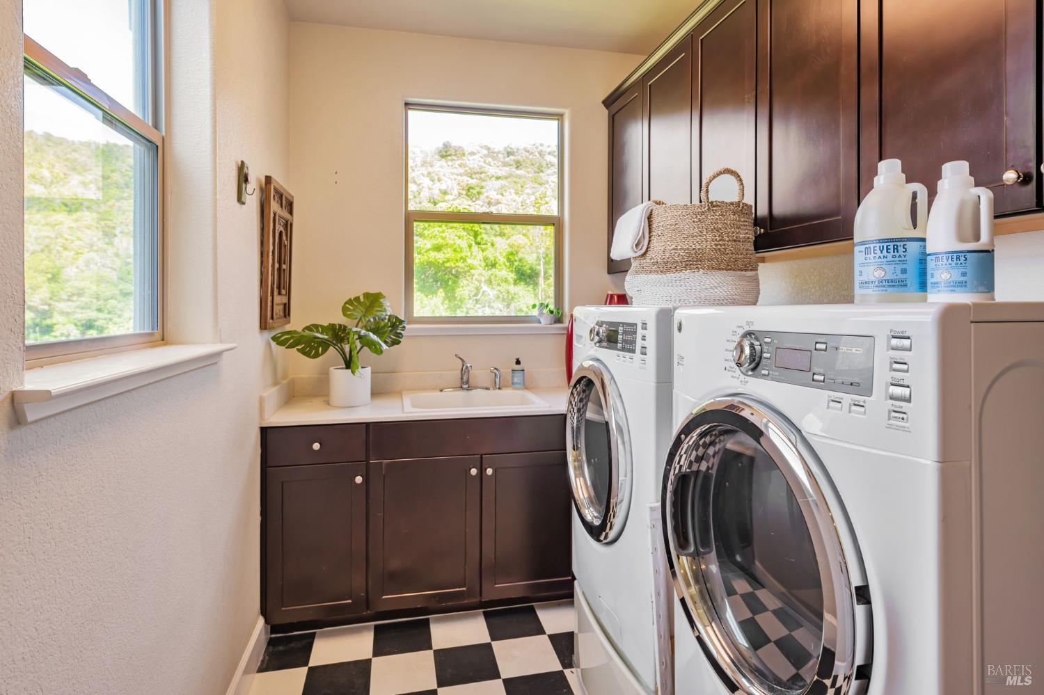 Detail Gallery Image 37 of 49 For 11 Edgehill Way, San Rafael,  CA 94903 - 4 Beds | 3/1 Baths