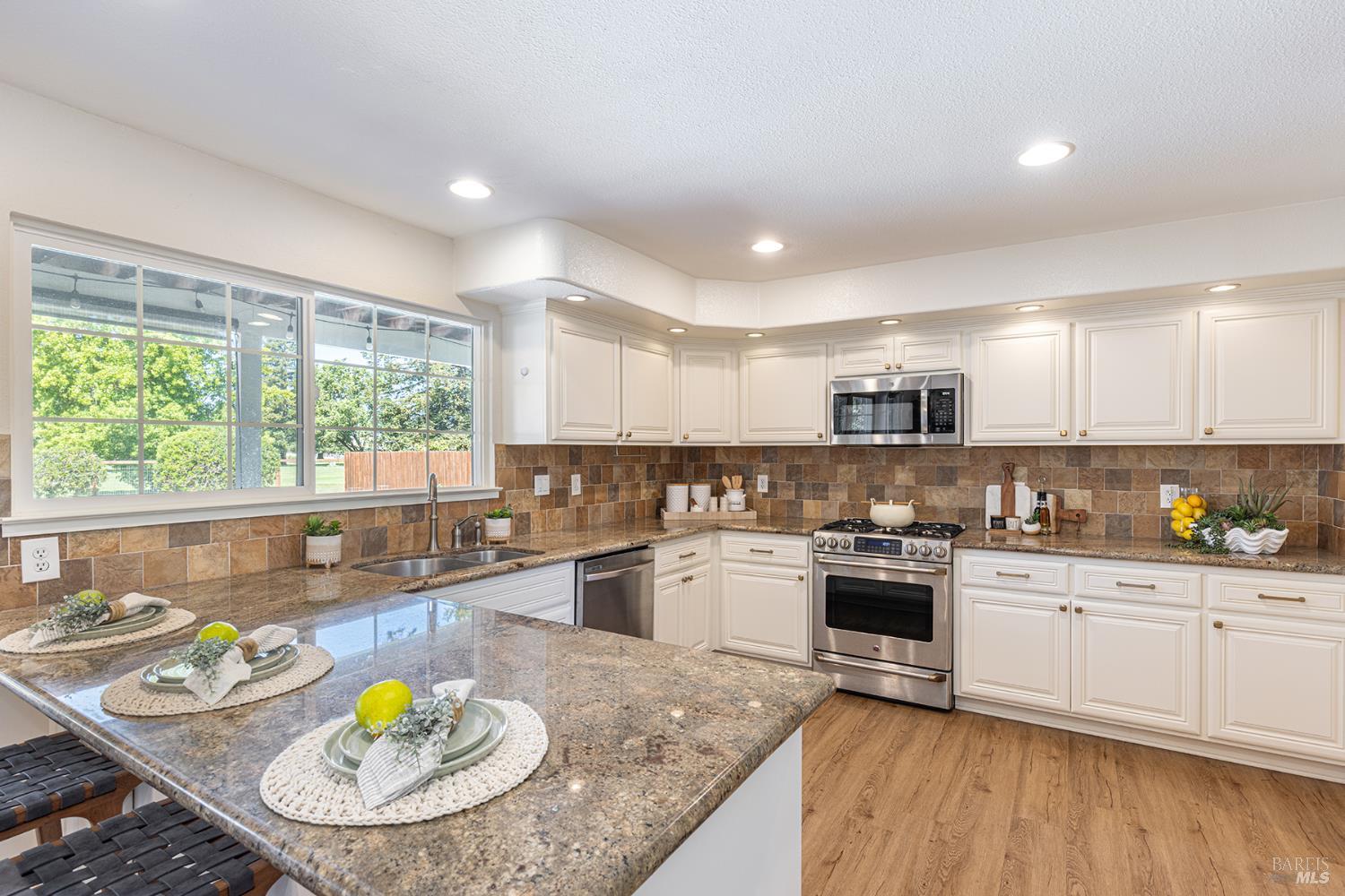 Detail Gallery Image 11 of 35 For 5741 Davis Cir, Rohnert Park,  CA 94928 - 4 Beds | 2/1 Baths