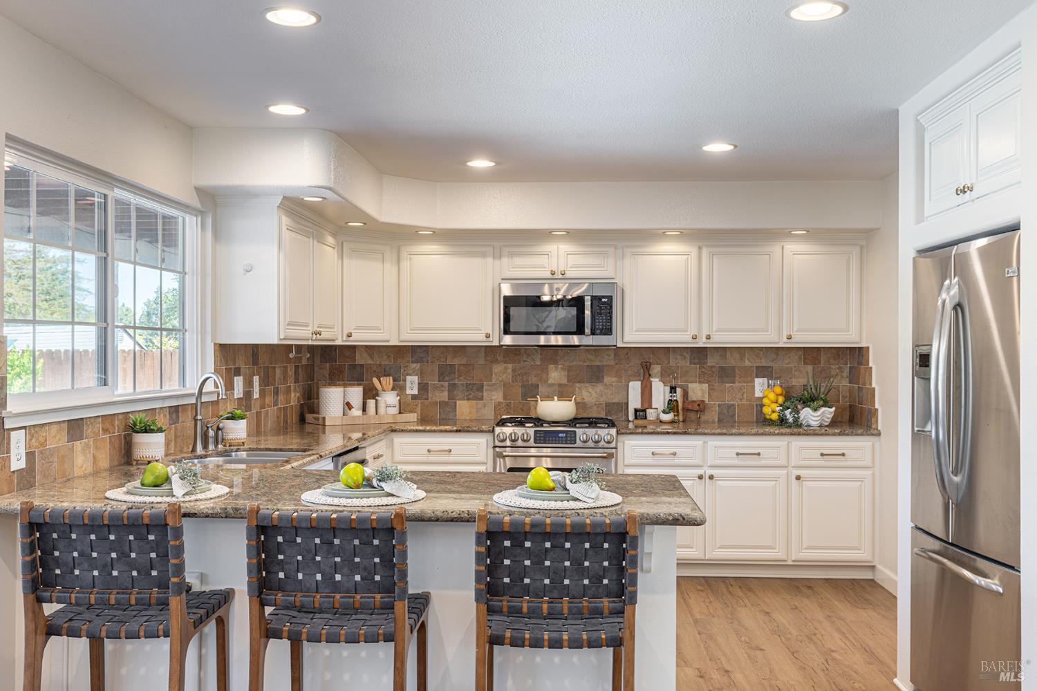 Detail Gallery Image 10 of 35 For 5741 Davis Cir, Rohnert Park,  CA 94928 - 4 Beds | 2/1 Baths