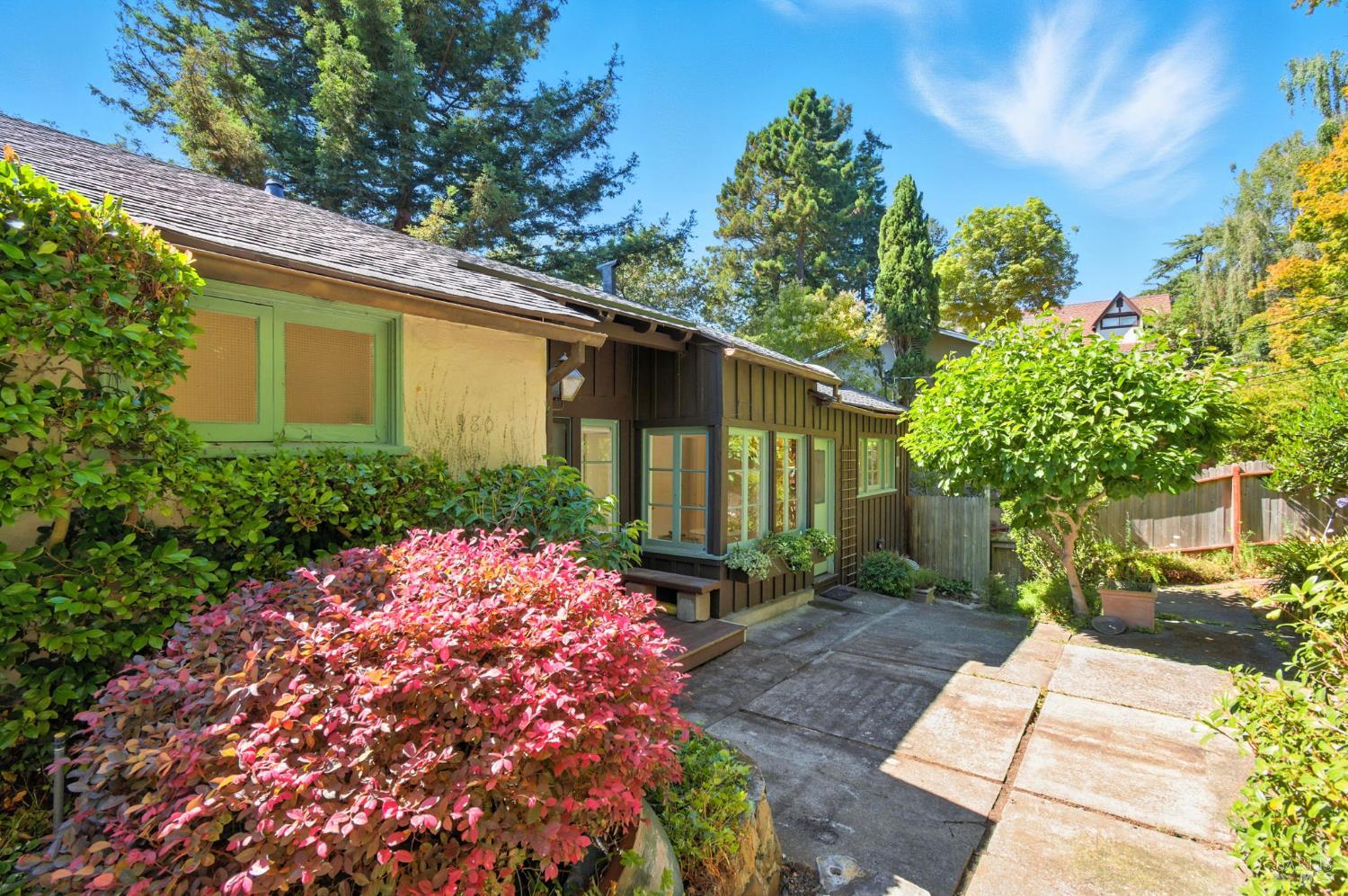 Detail Gallery Image 2 of 39 For 980 Euclid Ave, Berkeley,  CA 94708 - 4 Beds | 3 Baths