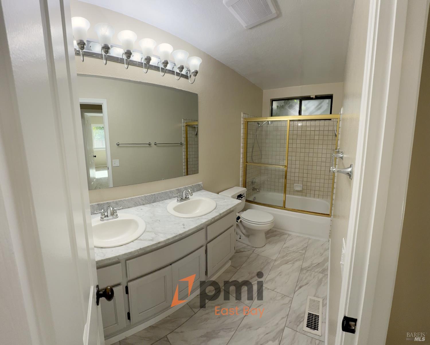 Detail Gallery Image 12 of 17 For 2209 Ascot Pkwy, Vallejo,  CA 94591 - 4 Beds | 2/1 Baths