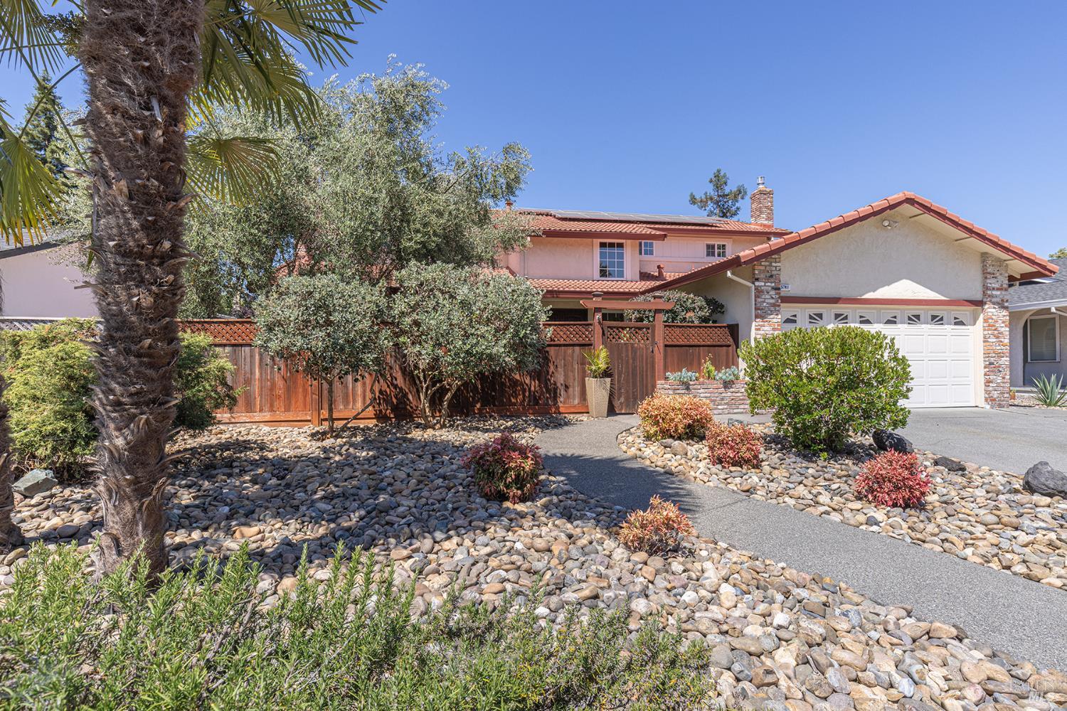 Detail Gallery Image 2 of 35 For 5741 Davis Cir, Rohnert Park,  CA 94928 - 4 Beds | 2/1 Baths