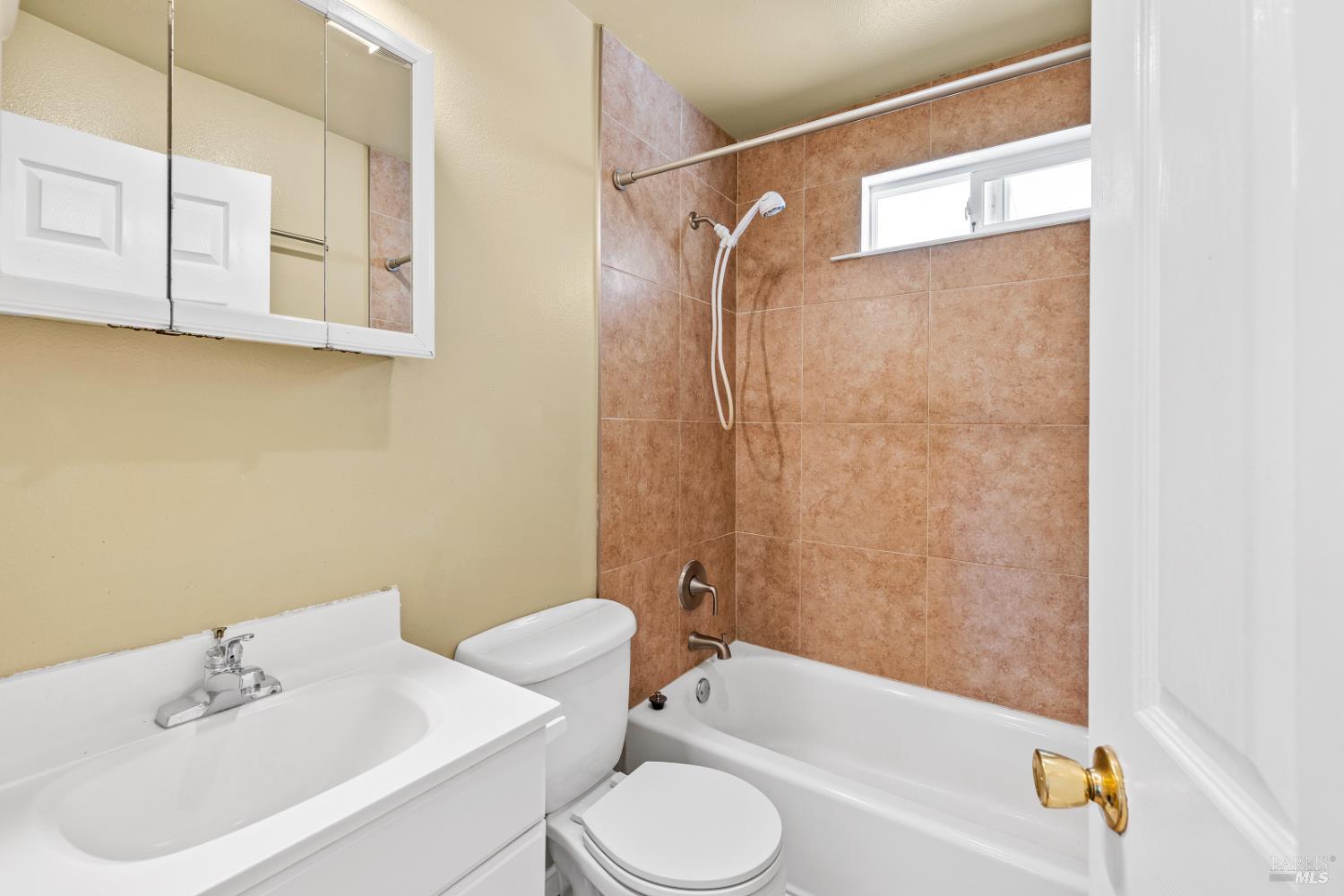 Detail Gallery Image 21 of 37 For 228 Mariposa Dr, Angwin,  CA 94508 - 8 Beds | 4 Baths
