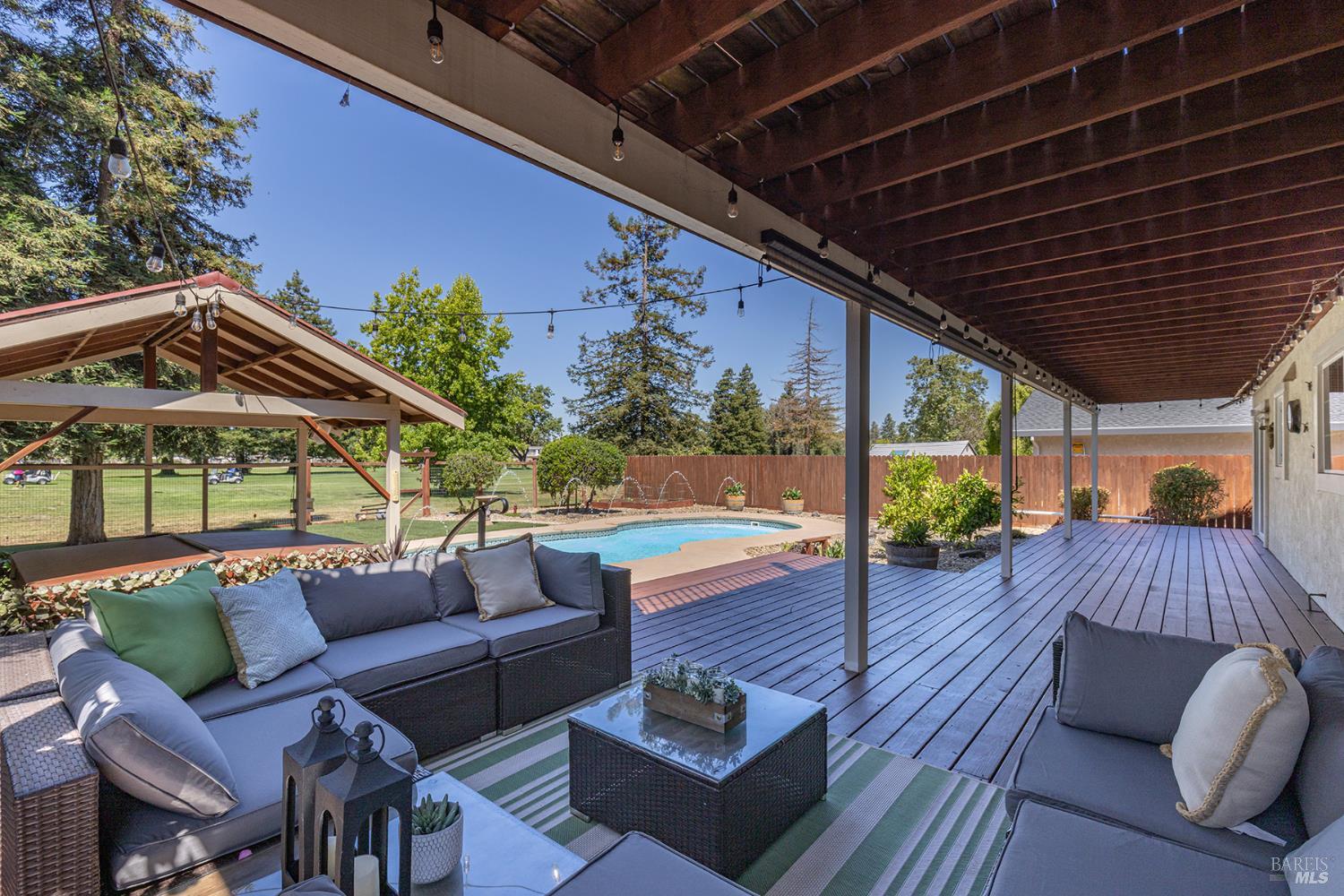 Detail Gallery Image 26 of 35 For 5741 Davis Cir, Rohnert Park,  CA 94928 - 4 Beds | 2/1 Baths