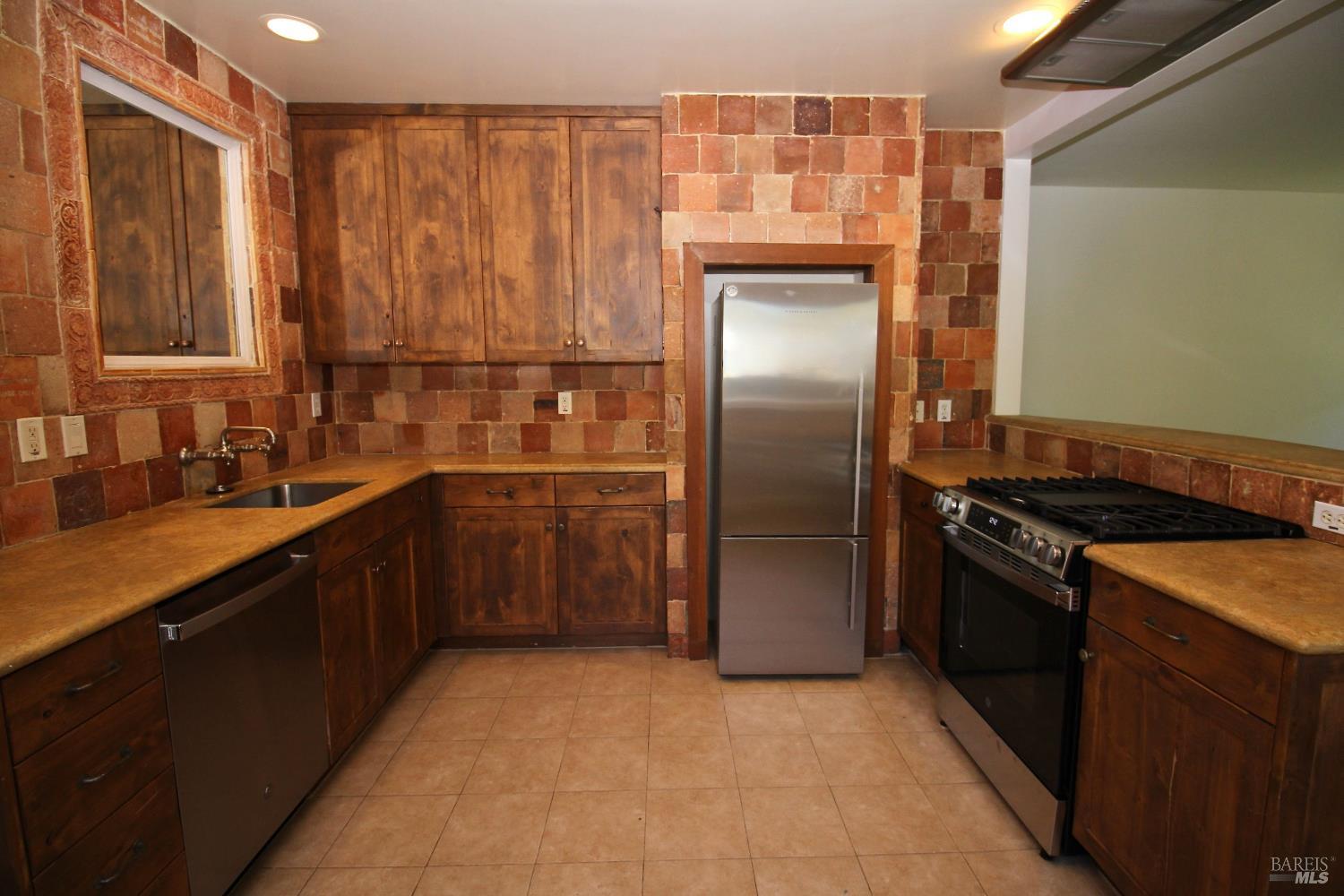 Detail Gallery Image 9 of 25 For Address Is Not Disclosed, San Rafael,  CA 94901 - 2 Beds | 1/1 Baths