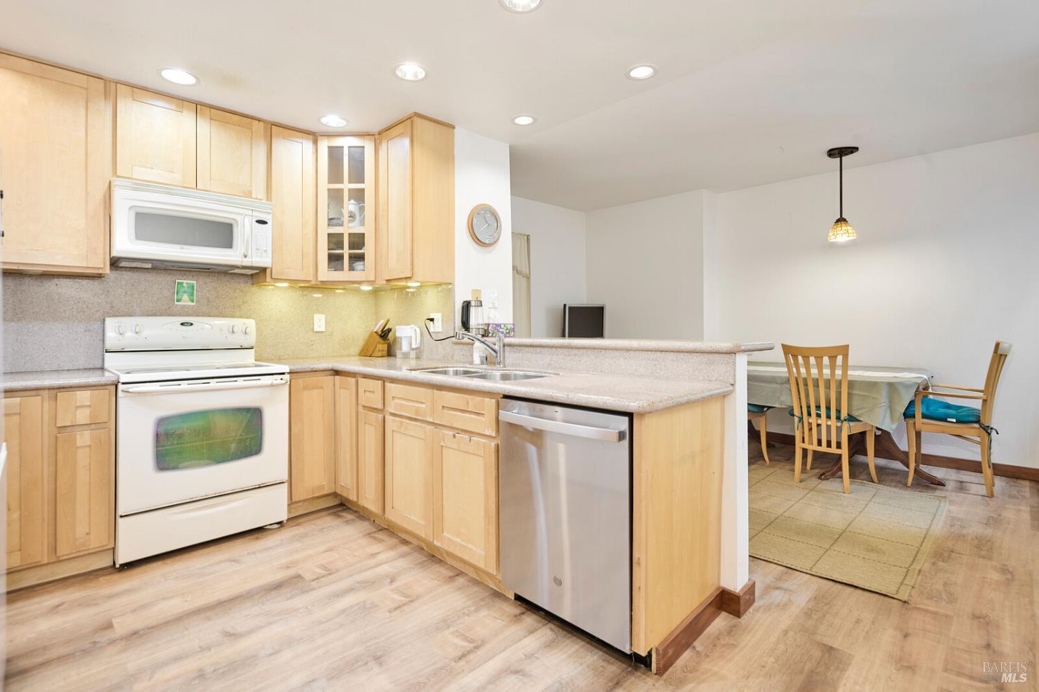 Detail Gallery Image 8 of 25 For 166 Professional Center Pkwy #166,  San Rafael,  CA 94903 - 3 Beds | 2/1 Baths