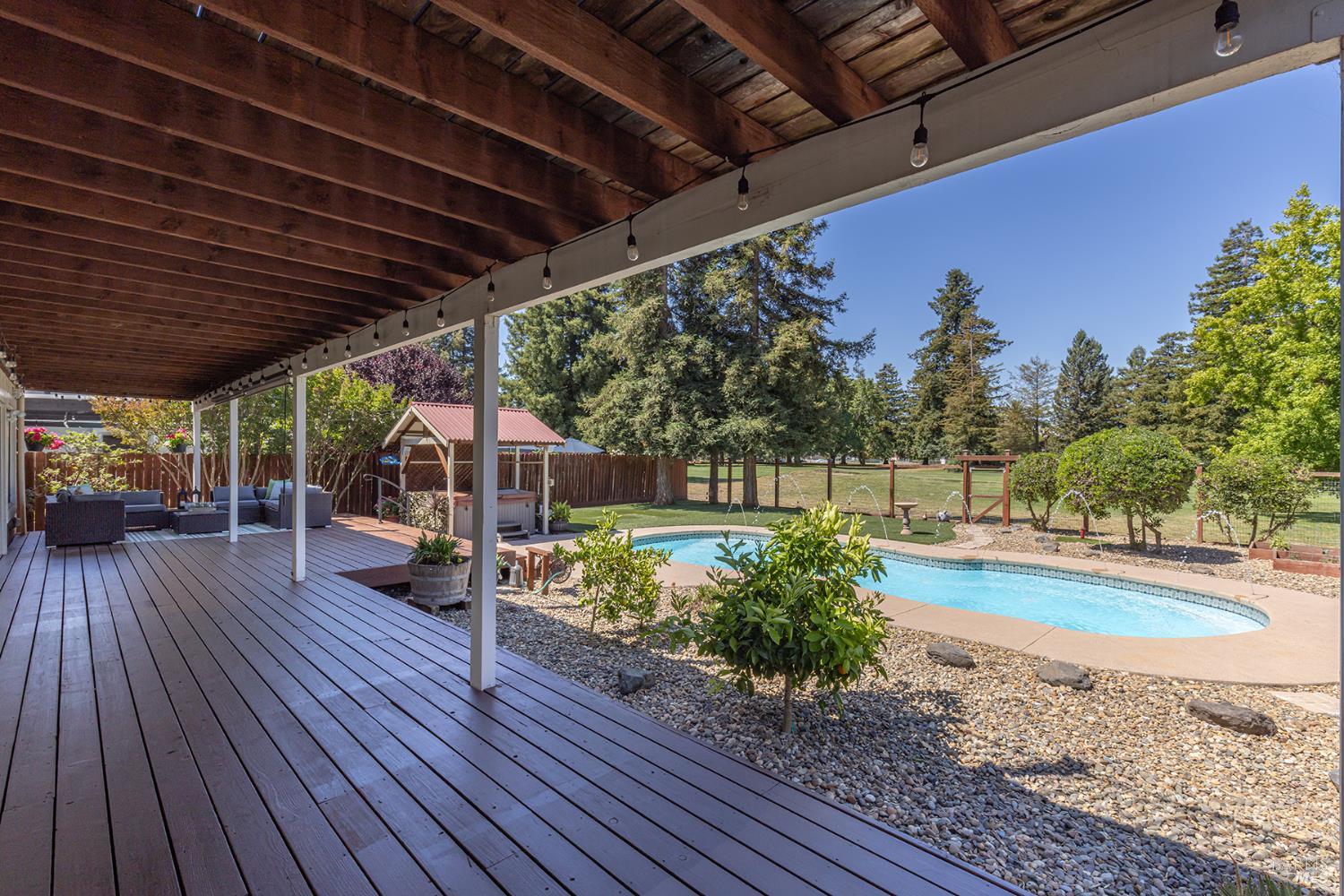 Detail Gallery Image 24 of 35 For 5741 Davis Cir, Rohnert Park,  CA 94928 - 4 Beds | 2/1 Baths