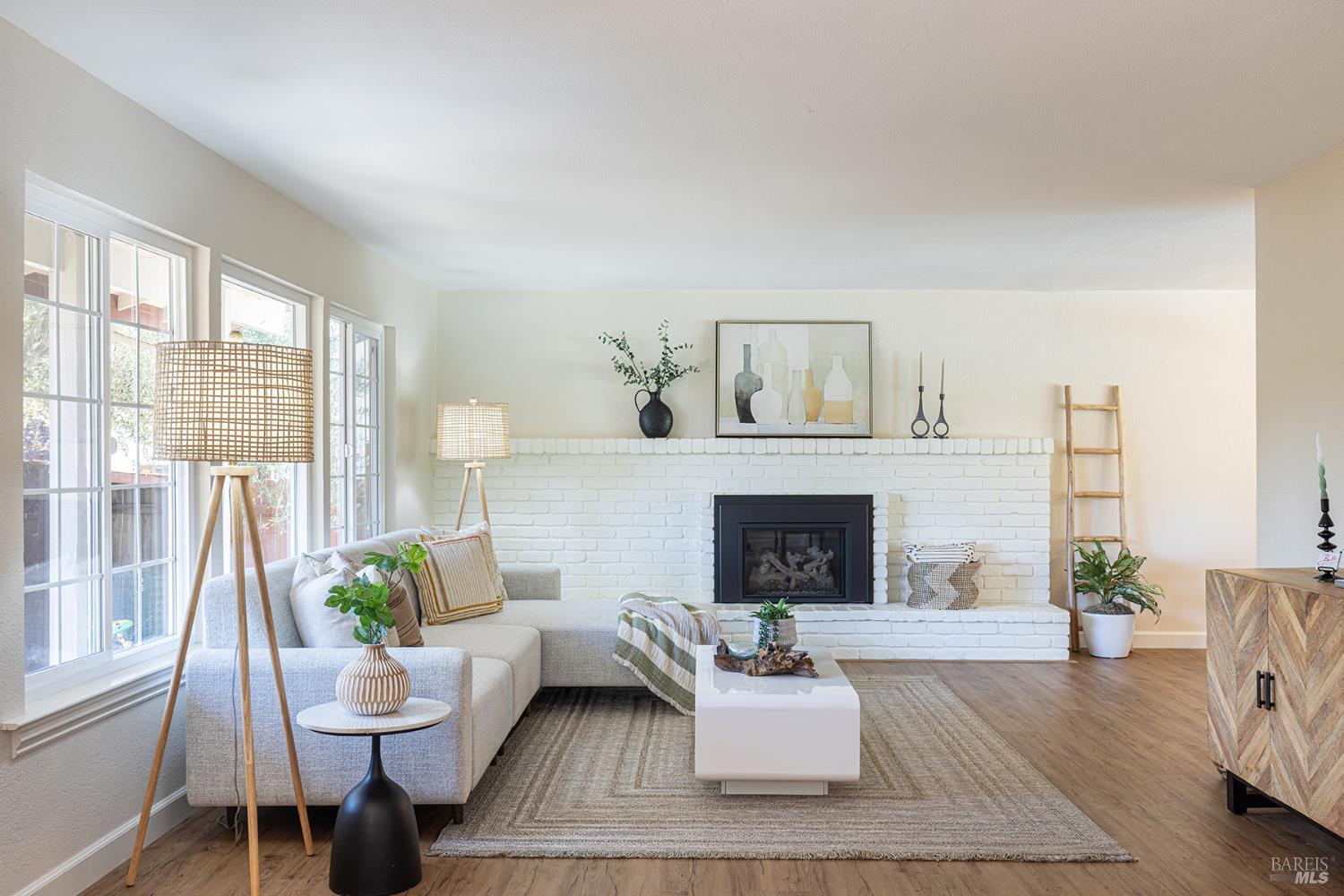 Detail Gallery Image 6 of 35 For 5741 Davis Cir, Rohnert Park,  CA 94928 - 4 Beds | 2/1 Baths