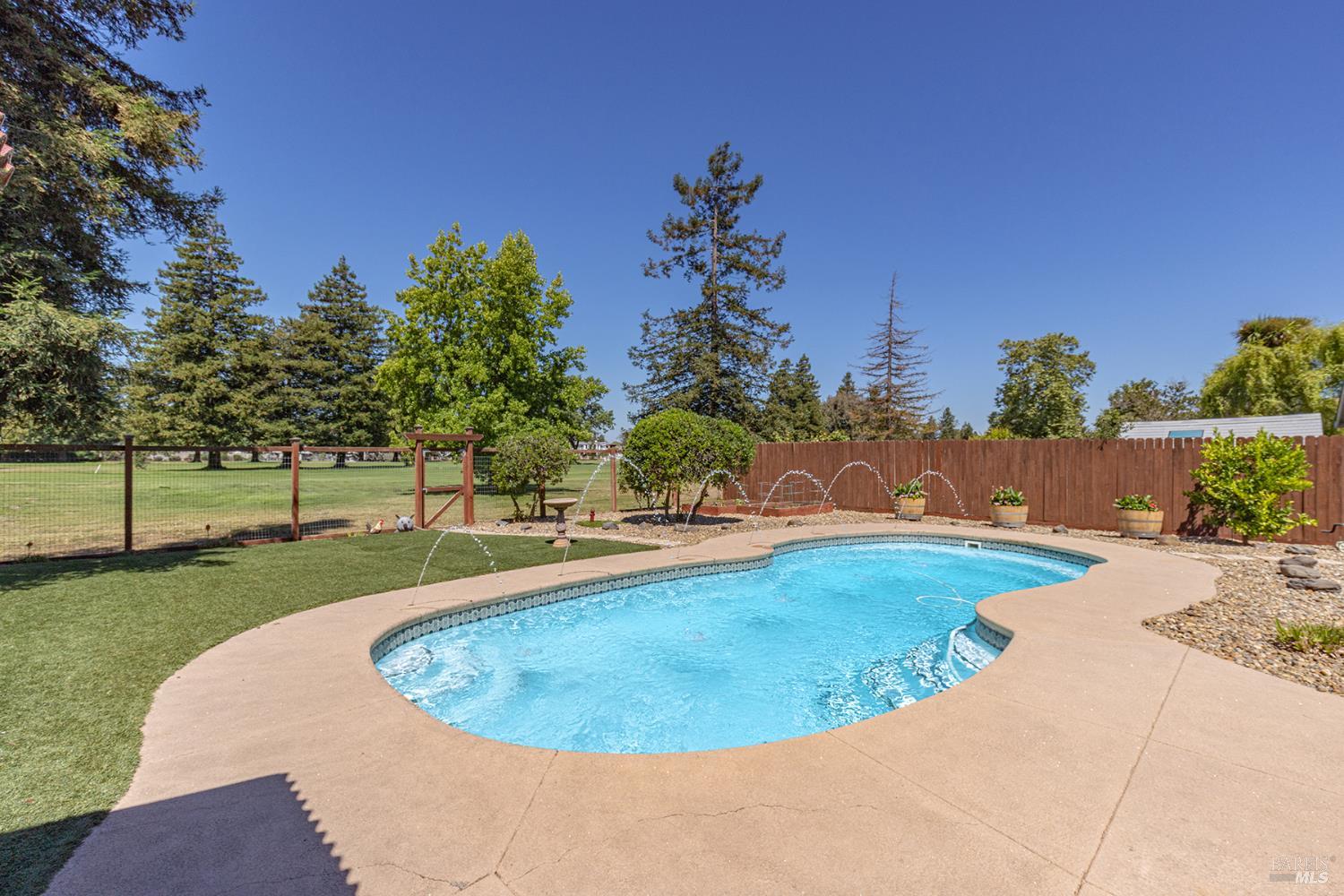 Detail Gallery Image 3 of 35 For 5741 Davis Cir, Rohnert Park,  CA 94928 - 4 Beds | 2/1 Baths