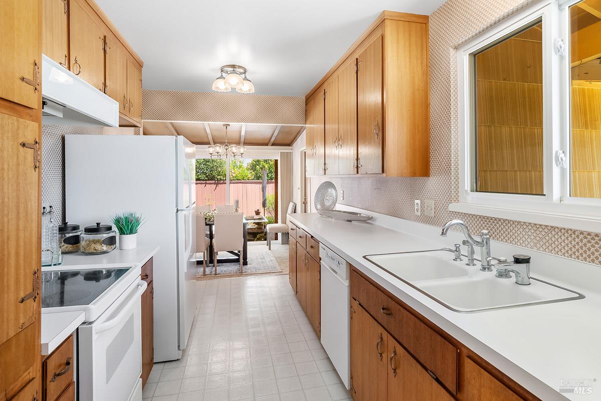 Detail Gallery Image 4 of 46 For 7 Laurie Ct, Novato,  CA 94947 - 4 Beds | 2 Baths