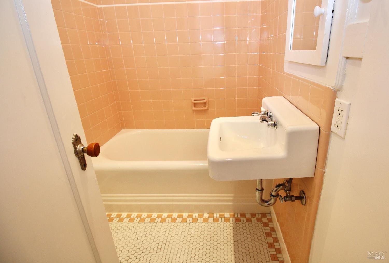 Detail Gallery Image 12 of 25 For Address Is Not Disclosed, San Rafael,  CA 94901 - 2 Beds | 1/1 Baths