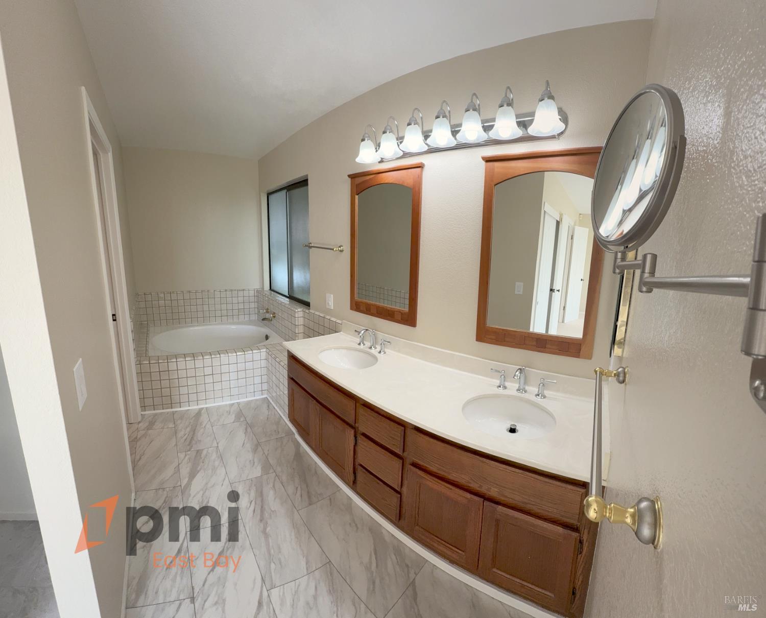 Detail Gallery Image 11 of 17 For 2209 Ascot Pkwy, Vallejo,  CA 94591 - 4 Beds | 2/1 Baths