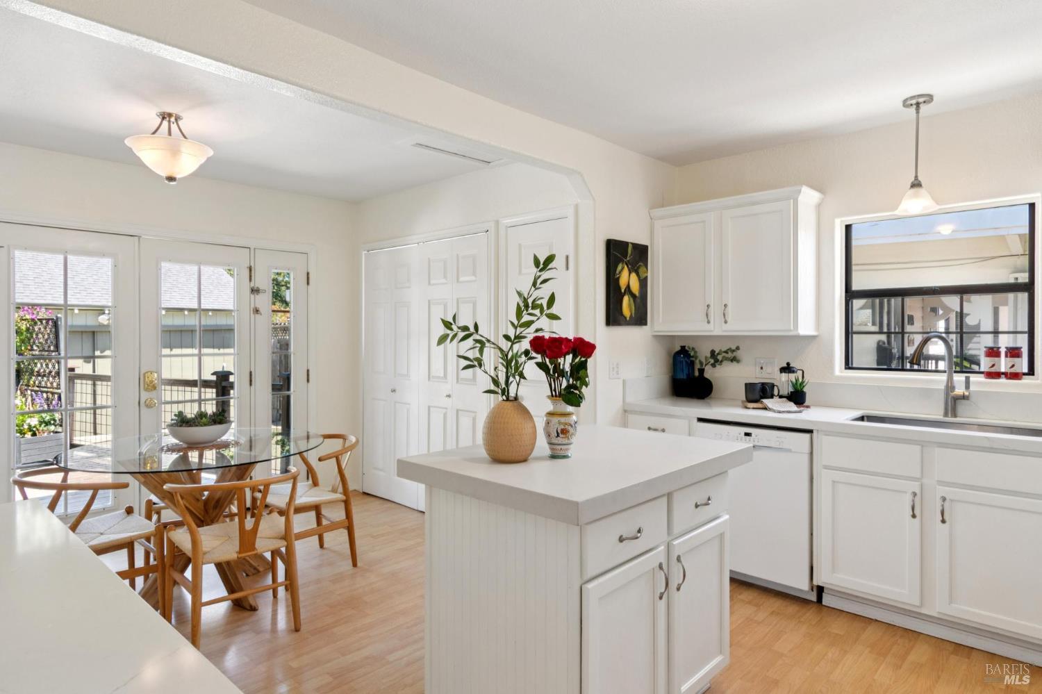 Detail Gallery Image 5 of 45 For 1039 Stevenson St, Santa Rosa,  CA 95404 - 6 Beds | 3 Baths
